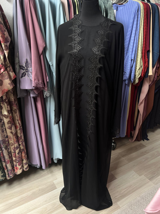 Vollansicht der Abaya Leyla mit transparenter Stickerei im schwarzen Look
