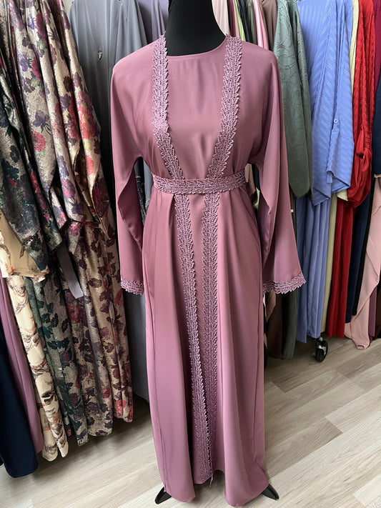 Komplettansicht der Abaya auf schwarzer Schneiderpuppe mit Stickdetails