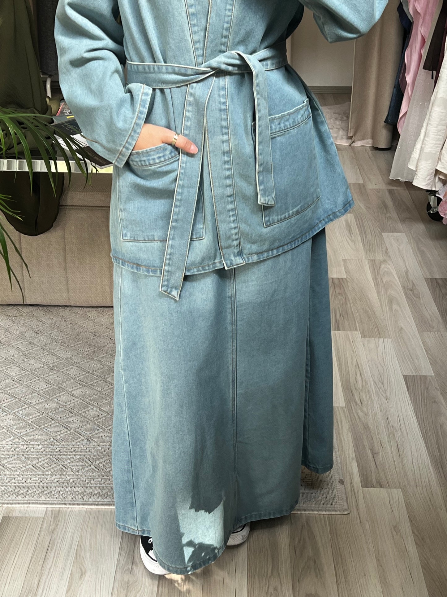 Hijabfreundlicher Denim Zweiteiler in Blau – Jacke & Rock – Sheylin Vienna