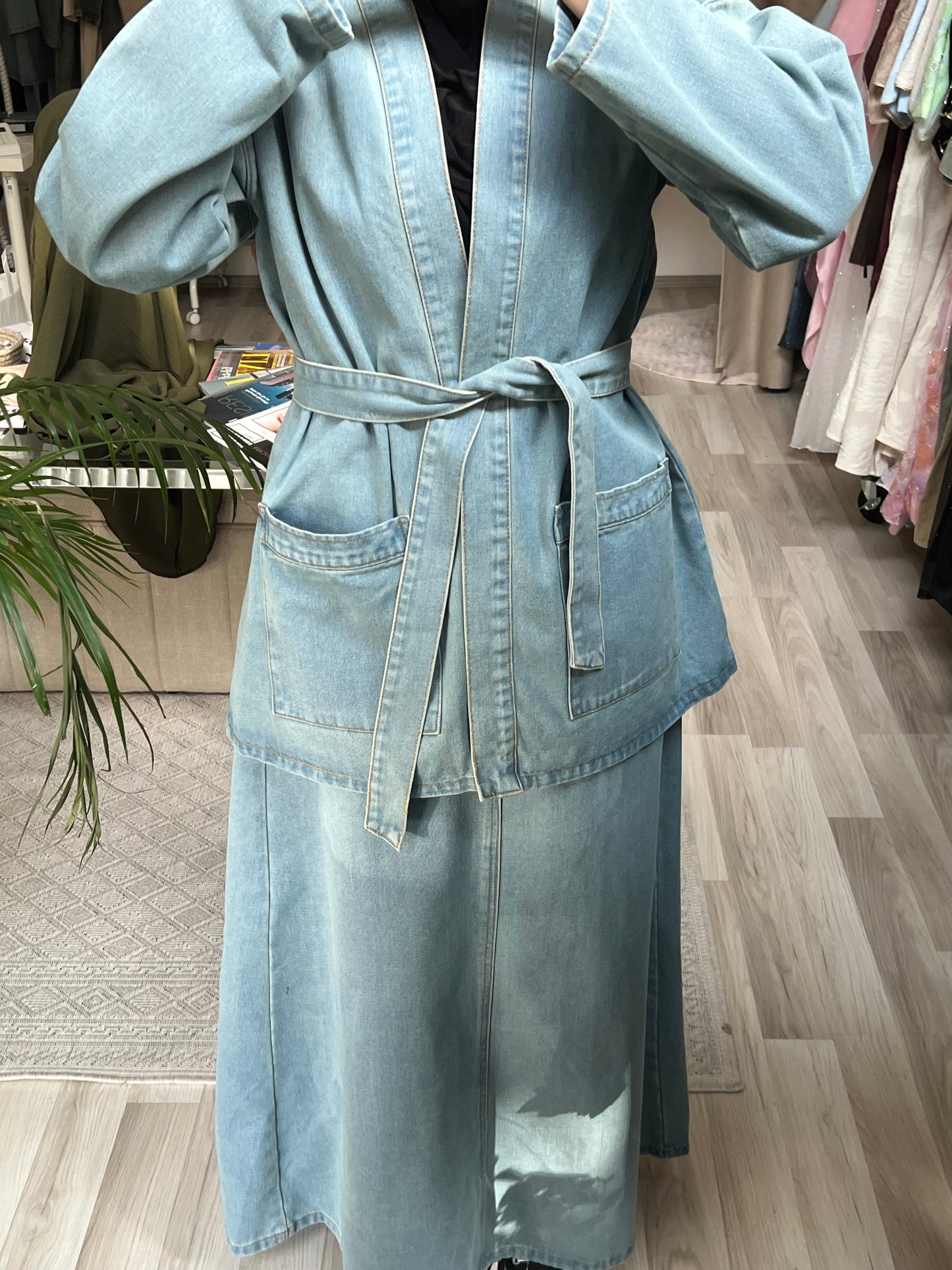 Back to School Kollektion – Jeans Set in Blau, Model 1,68 m trägt S/M – Sheylin Vienna
