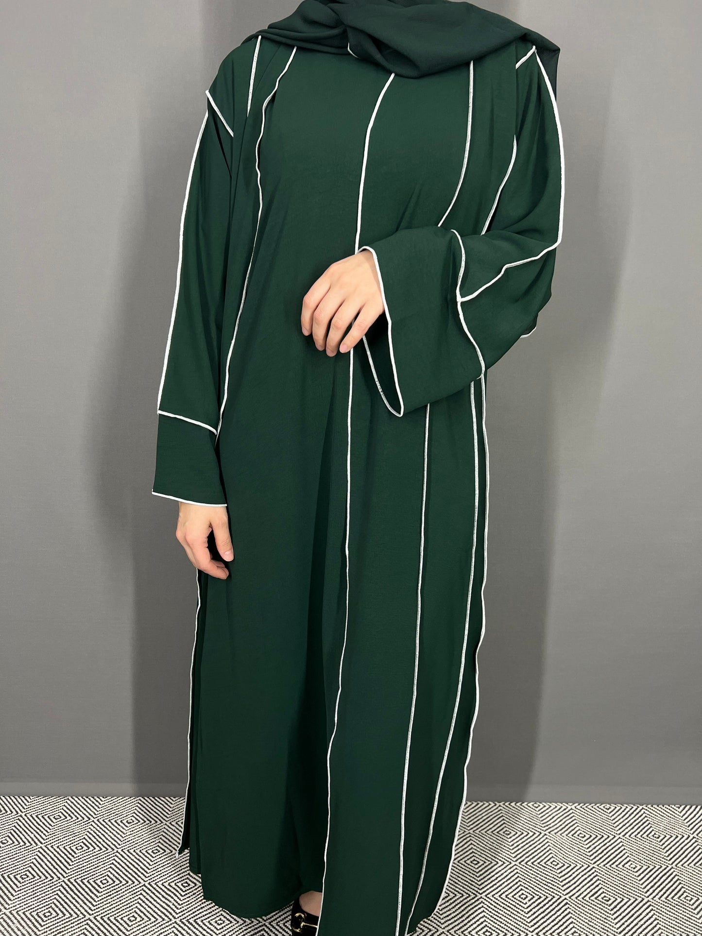 Abaya Dubai grün mit weißer Aussennaht