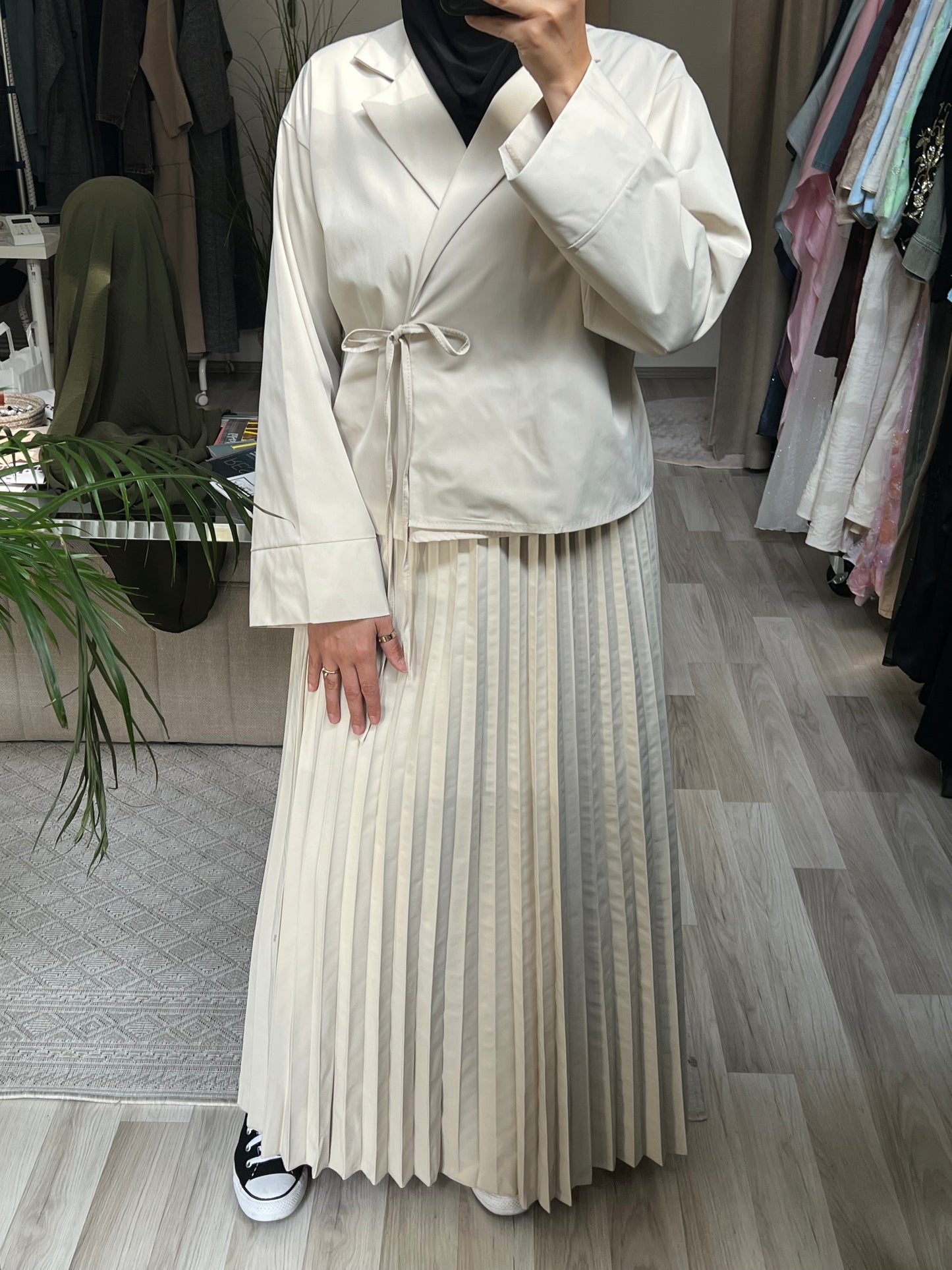 Set Jenna in Beige – Jacke mit Bindegürtel und plissierter Rock – Sheylin Vienna