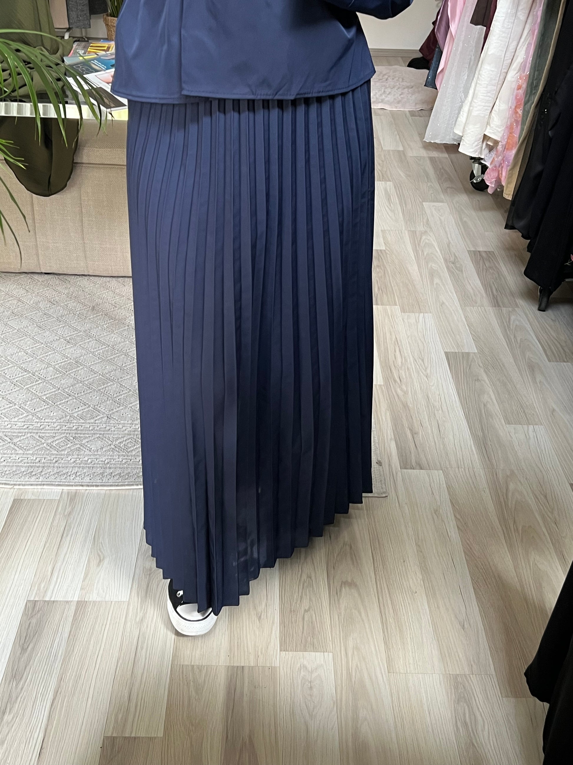 Modernes Abaya Set in Dunkelblau, hijabfreundlich und alltagstauglich – Sheylin Vienna