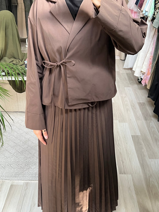 Abaya Set jenna in Braun – Jacke mit Bindegürtel und plissiertem Rock – Sheylin Vienna“