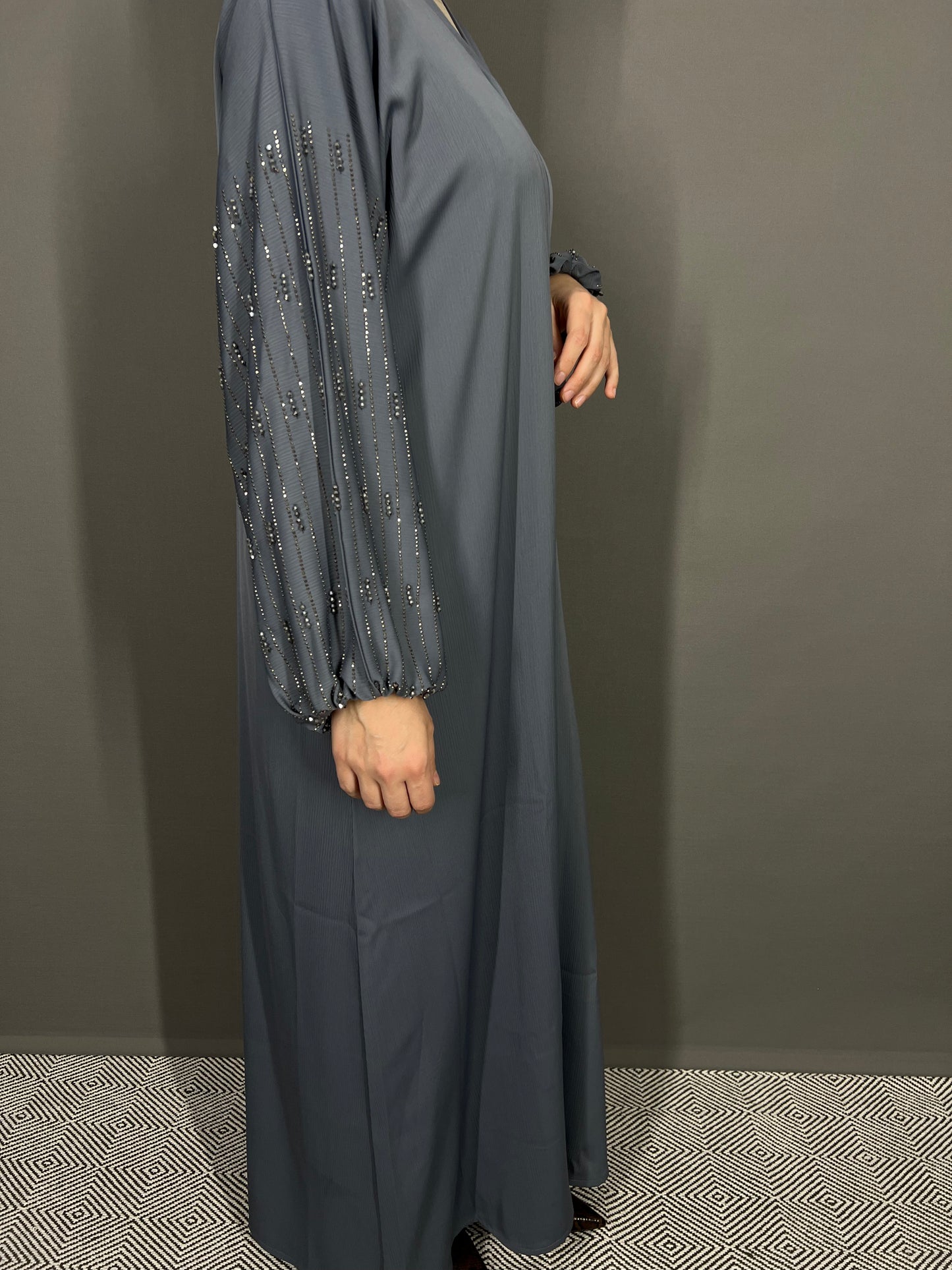 Abaya Dubai graublau mit Kristallen