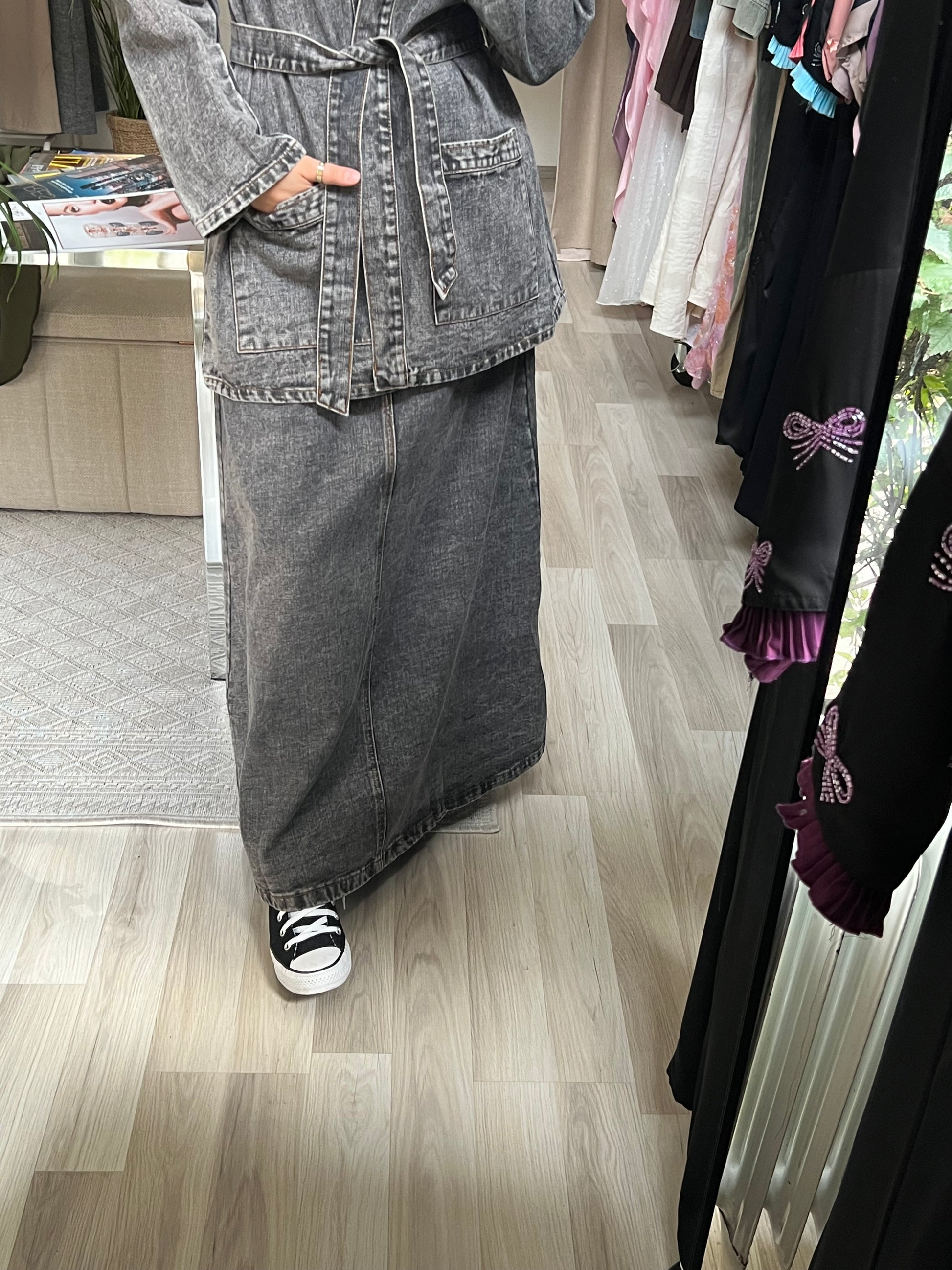 Hijabfreundliches Denim Set in Grau – Jacke & Rock – Sheylin Vienna