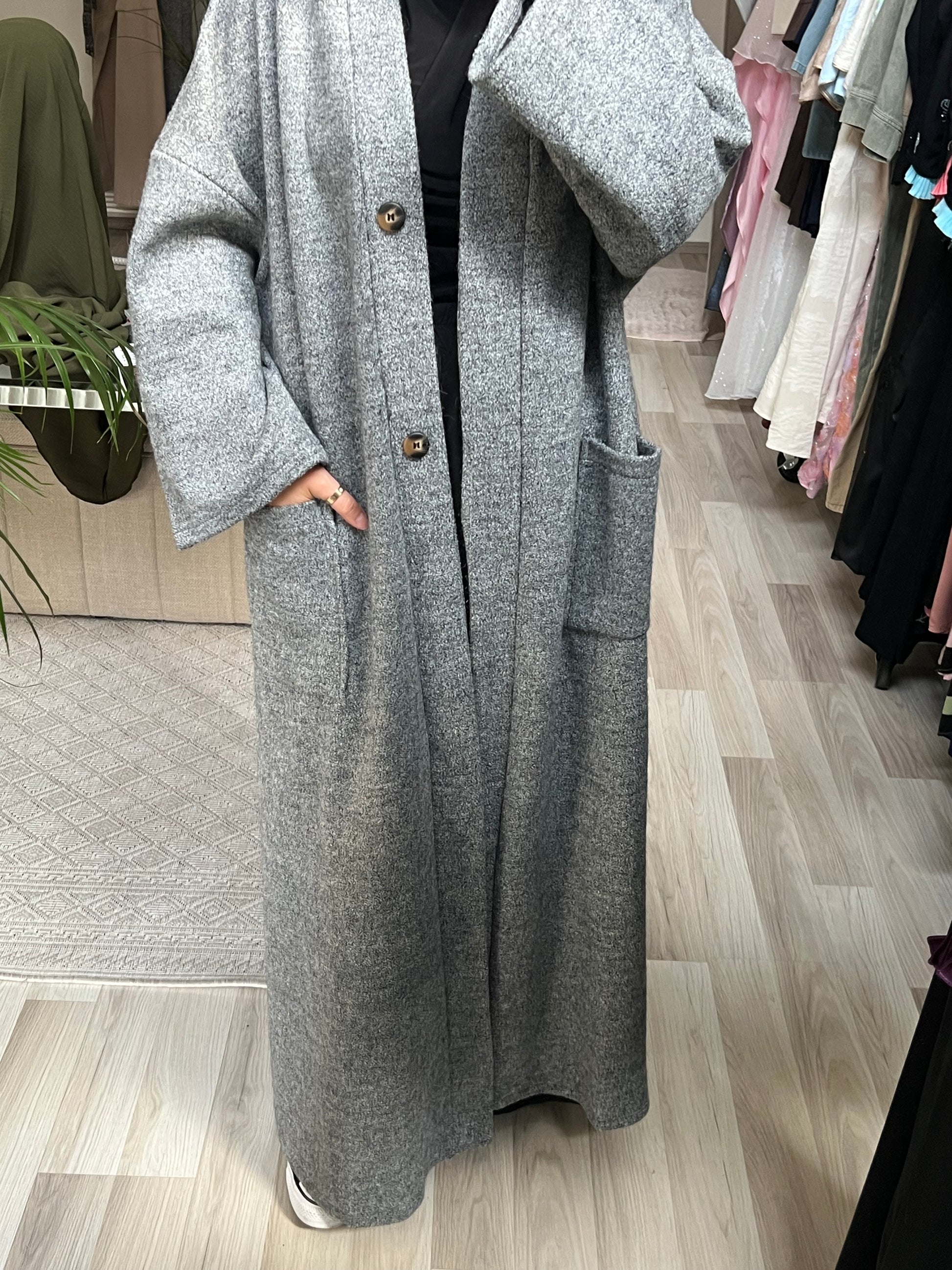 Wintermantel in Grau – langer Mantel mit Knöpfen & Taschen – Sheylin Vienna