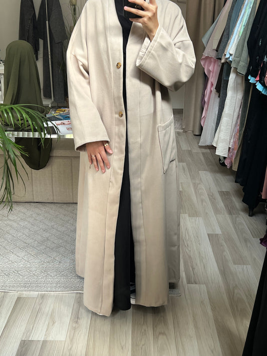 Wintermantel in Beige – langer Mantel mit Knöpfen & Taschen – Sheylin Abaya