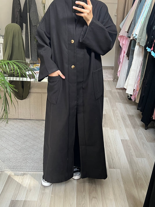 Wintermantel in Schwarz – langer Mantel mit Knöpfen & Taschen – Sheylin Abaya