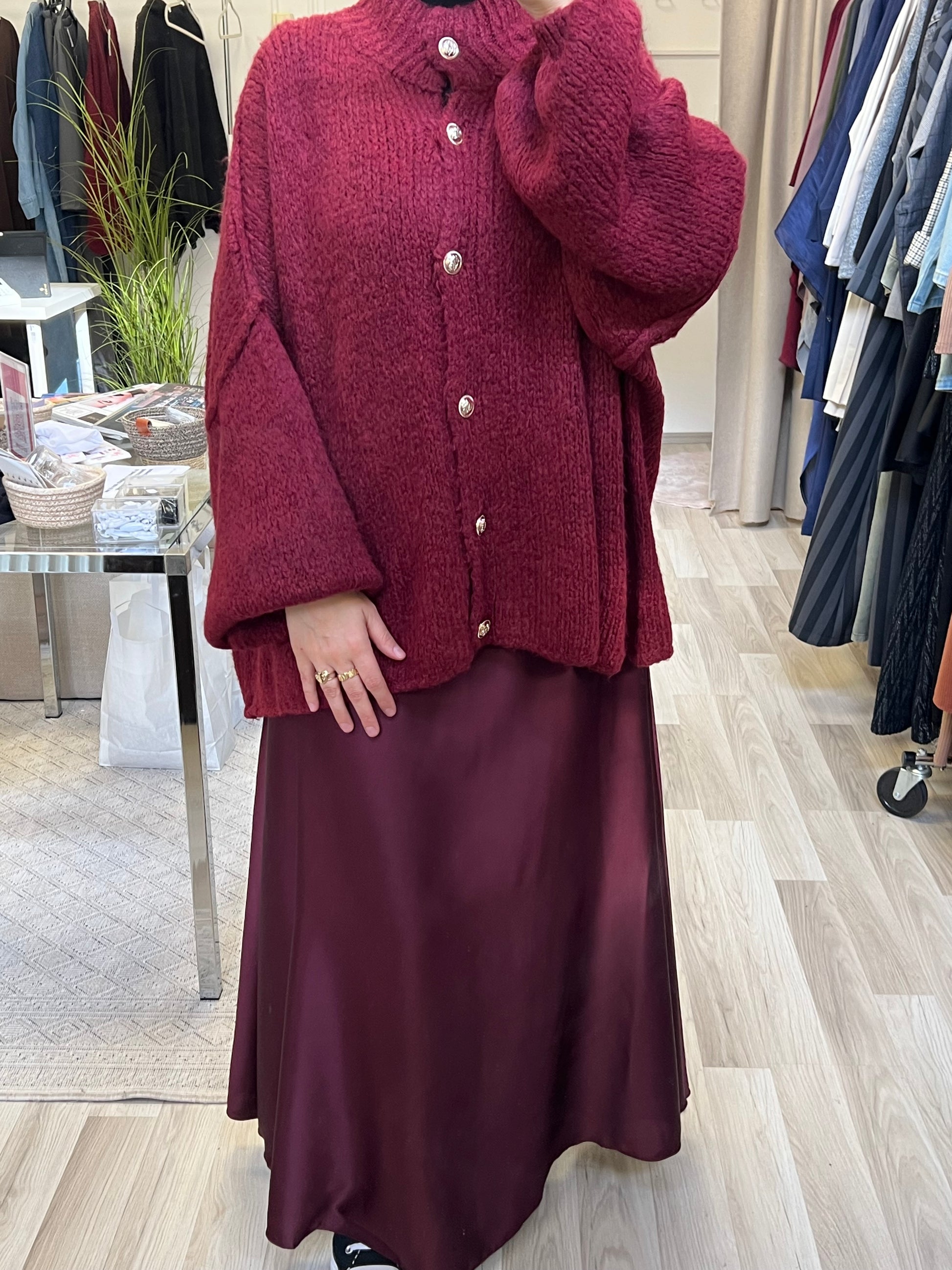 Bordeaux rote strickjacke oversized mit knöpfen frontansicht