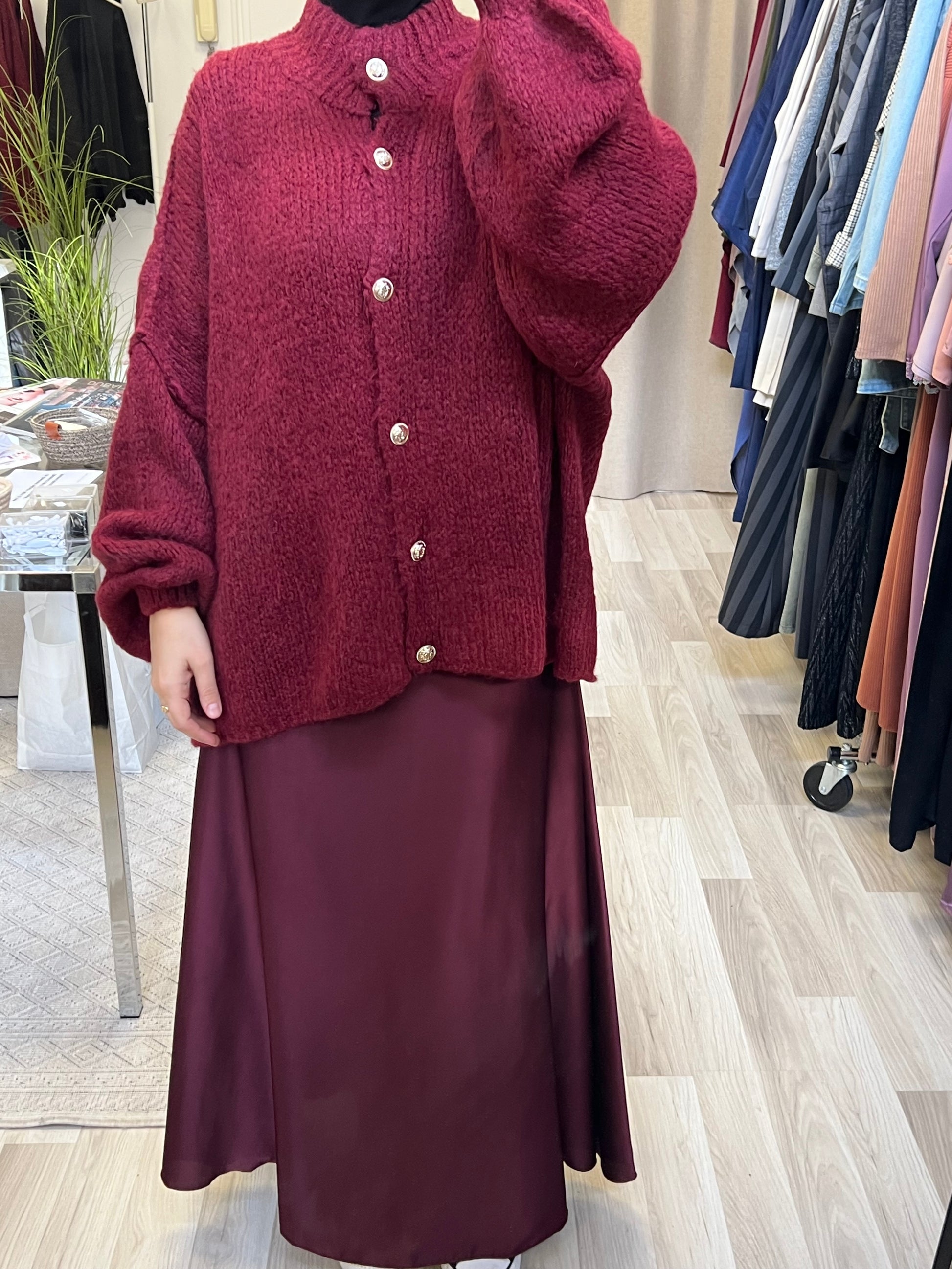 Roter cardigan mit goldenen knöpfen