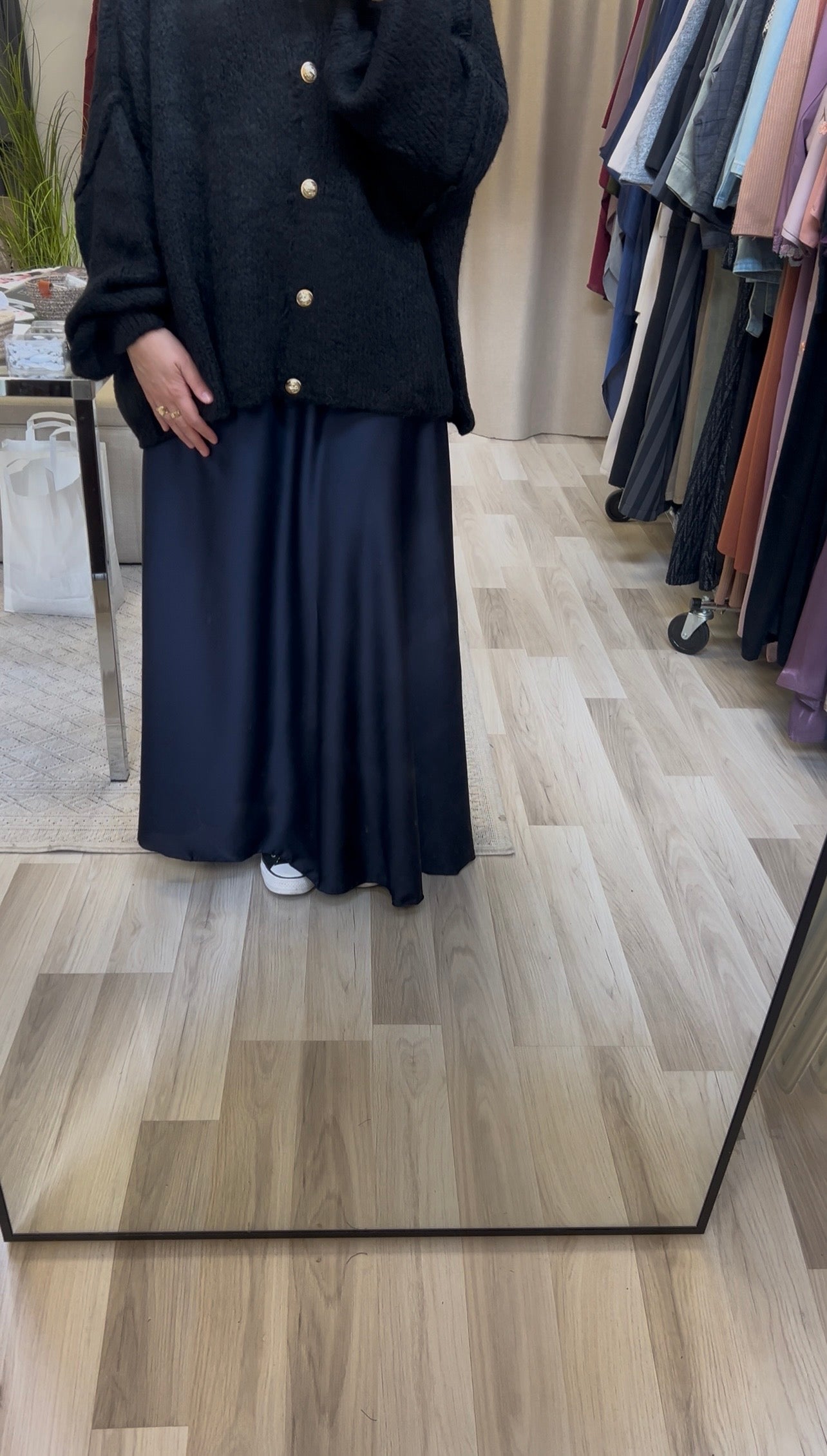 Dunkelblauer Satinrock mit fließendem Satin und seitlichem Reißverschluss – fotografiert im Sheylin Showroom Wien.
