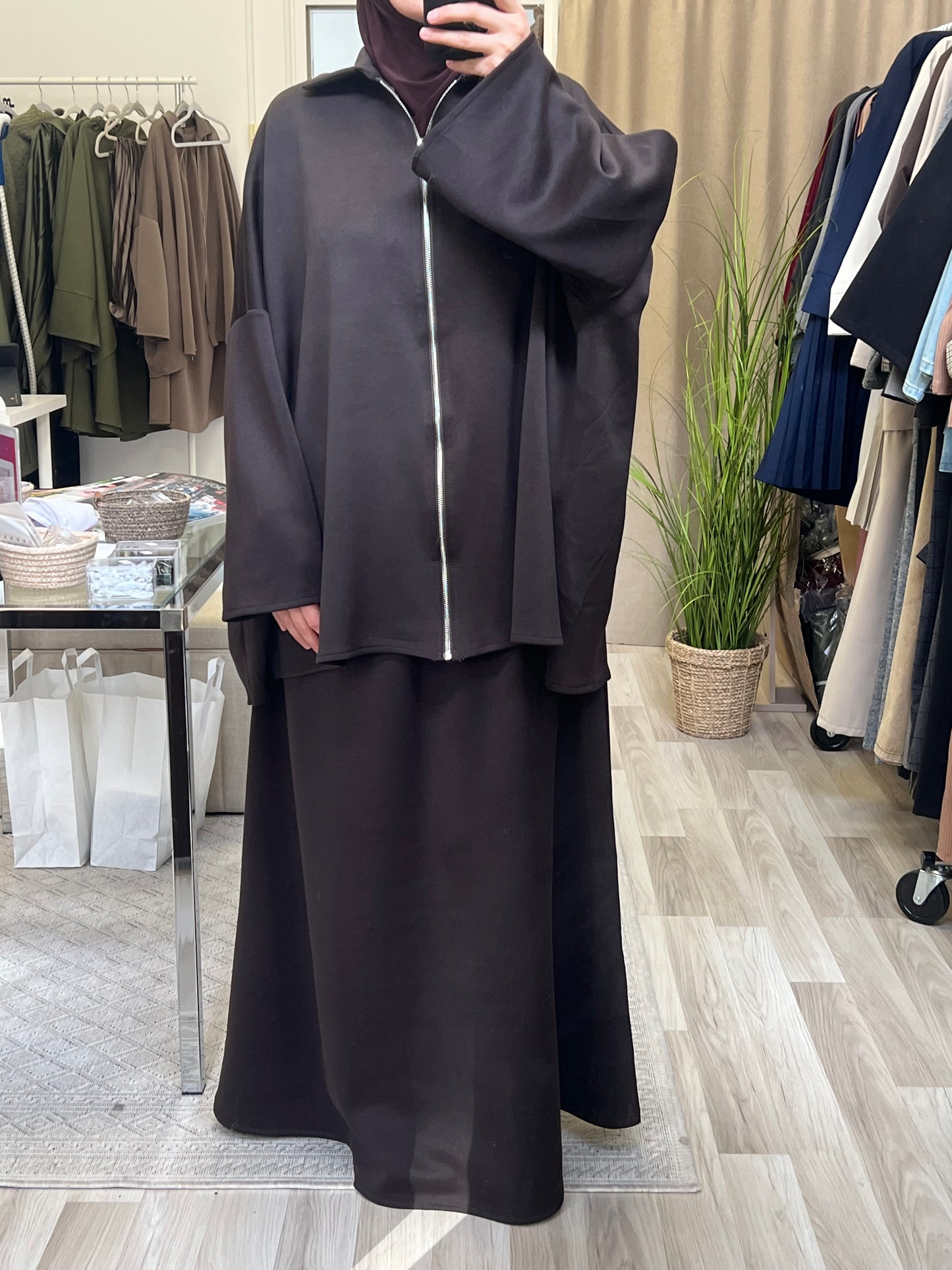 Lockeres 2-teiliges Soft-Set in dunklem Braun mit Zipper-Top und elastischem Rock aus Viskosemix – Sheylin Vienna Modest Fashion
