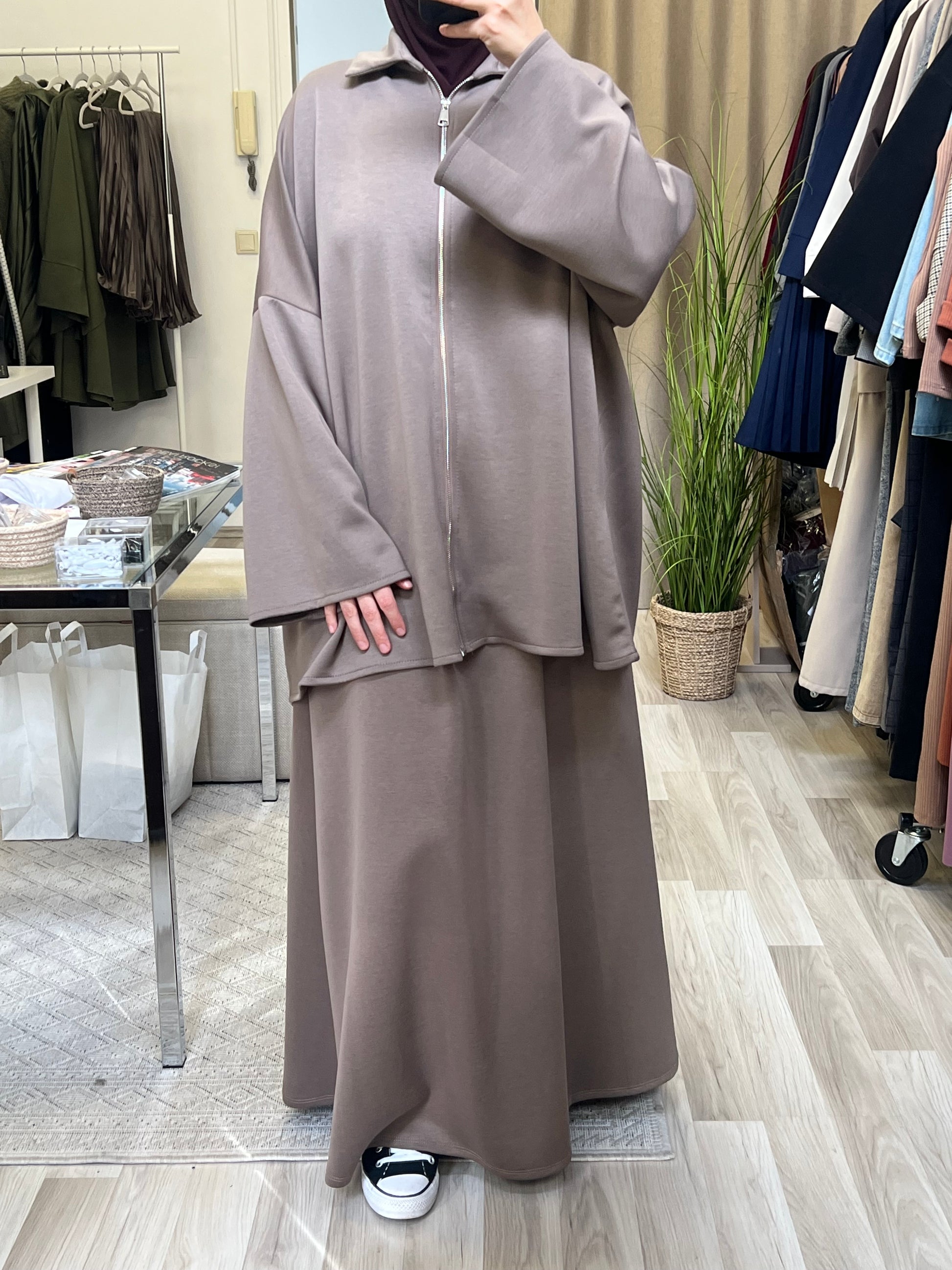 2-teiliges Soft-Set in Taupe mit lockerem Oberteil und elastischem Rock aus weichem Viskosemix – Sheylin Vienna Modest Fashion

