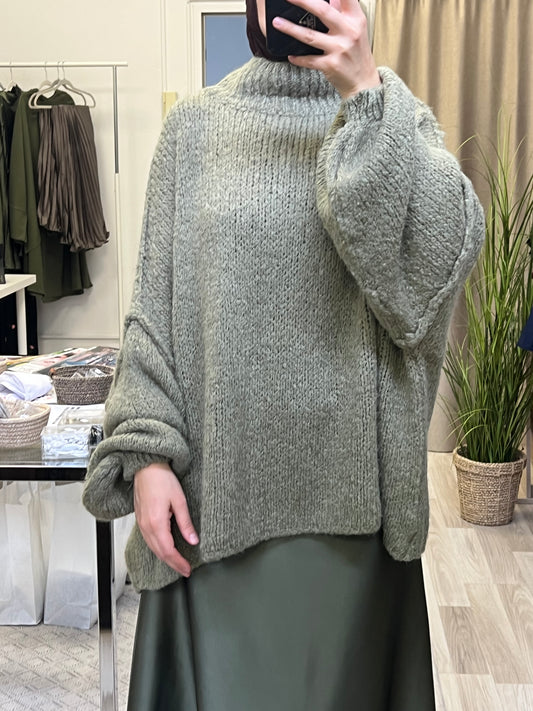 Oversize Strickpullover in kakhi mit ballonförmigen Ärmeln aus Mohair-Wollmix – kombiniert mit fließendem Satinrock, Sheylin Vienna Modest Fashion
