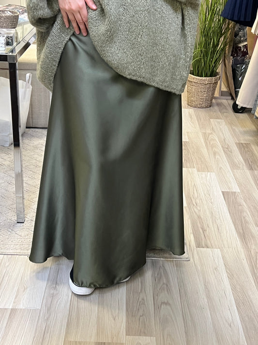 Langer Satinrock in Olive Green aus 100 % Polyester mit seitlichem Reißverschluss, kombiniert mit Oversize-Strickpullover – Sheylin Vienna Modest Fashion