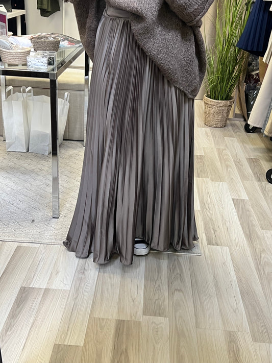 Langer taupefarbener Plissee-Maxirock aus Polyester mit elastischem Bund, kombiniert mit lockerem Strickpullover – Sheylin Vienna Modest Fashion
