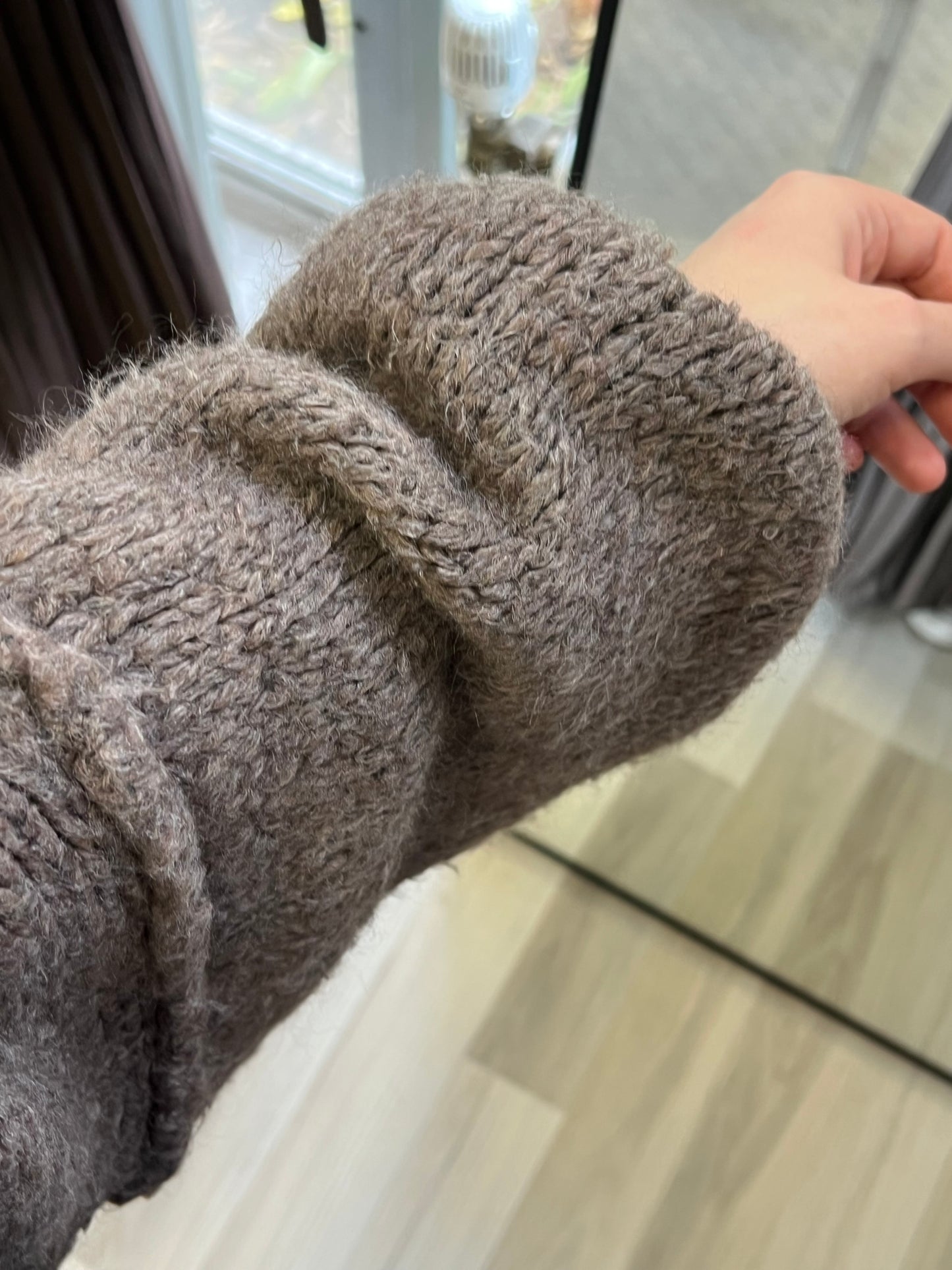 Close up pullover in taupe