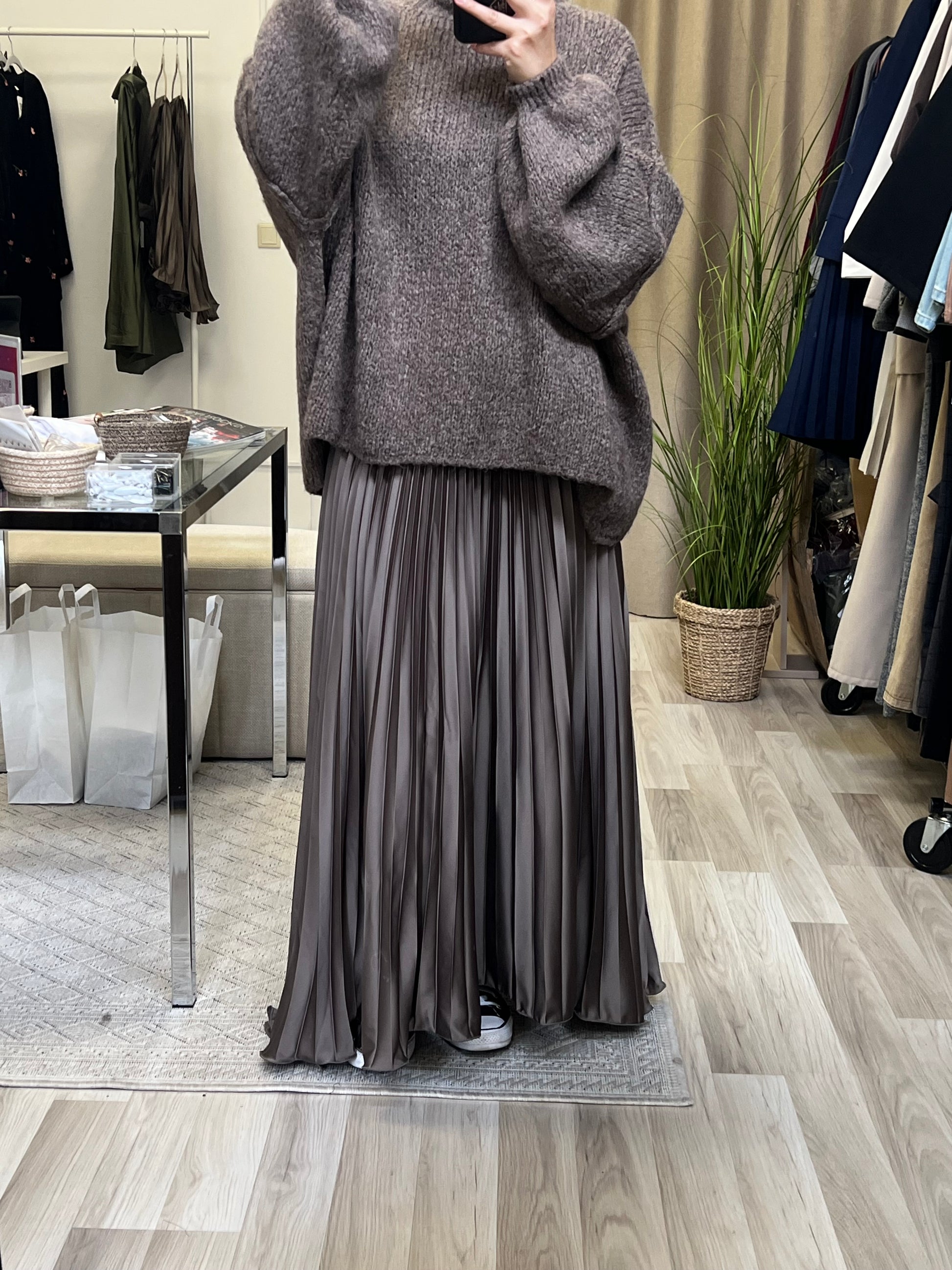 Vorderansicht maxi rock plissee bodenlang sheylin abaya 