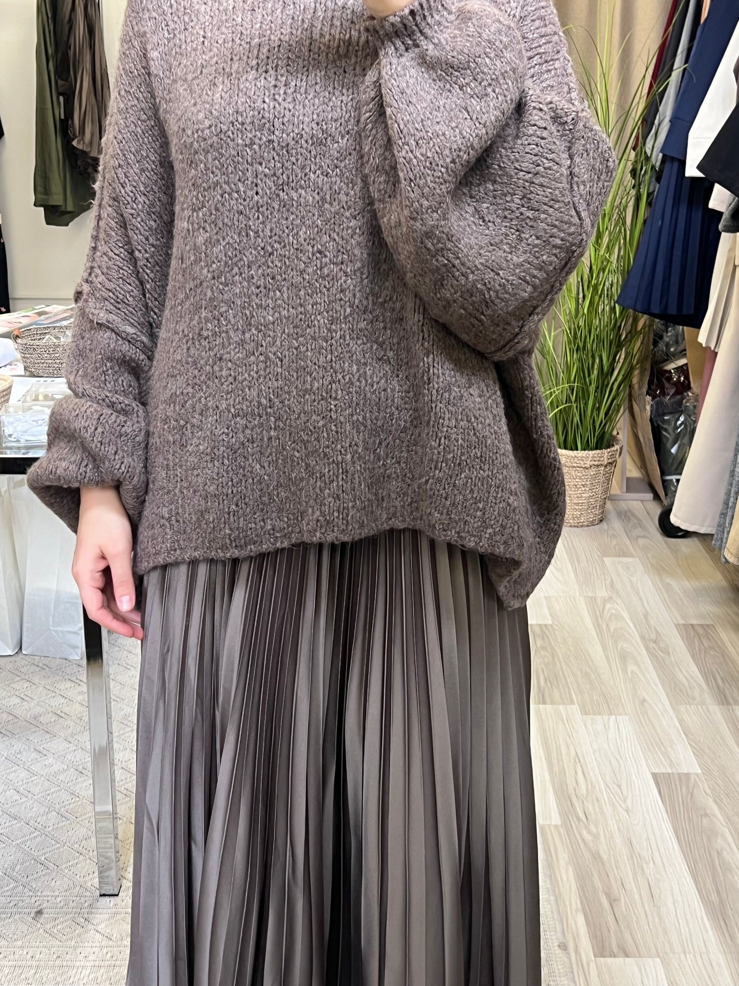 Oversized pullover in taupe. Sheylin modest