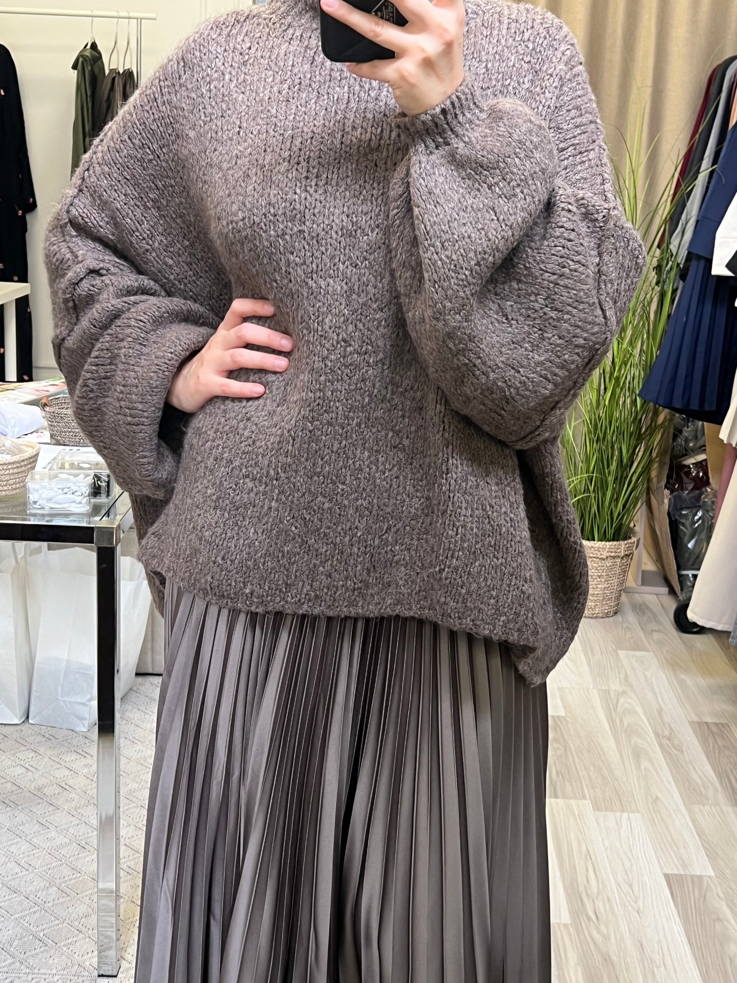 Lockerer Oversize Strickpullover in Cappuccino Brown mit ballonförmigen Ärmeln – kombiniert mit fließendem Plissee-Maxirock, Sheylin Vienna Modest Fashion