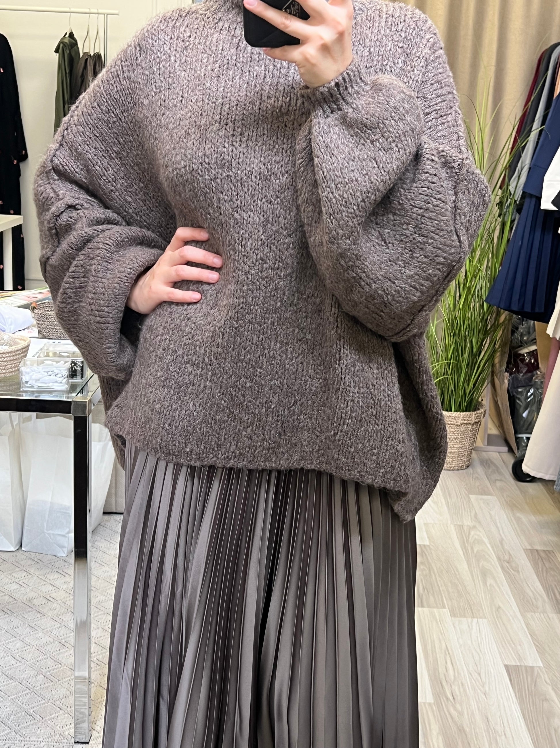 Lockerer Oversize Strickpullover in Cappuccino Brown mit ballonförmigen Ärmeln – kombiniert mit fließendem Plissee-Maxirock, Sheylin Vienna Modest Fashion