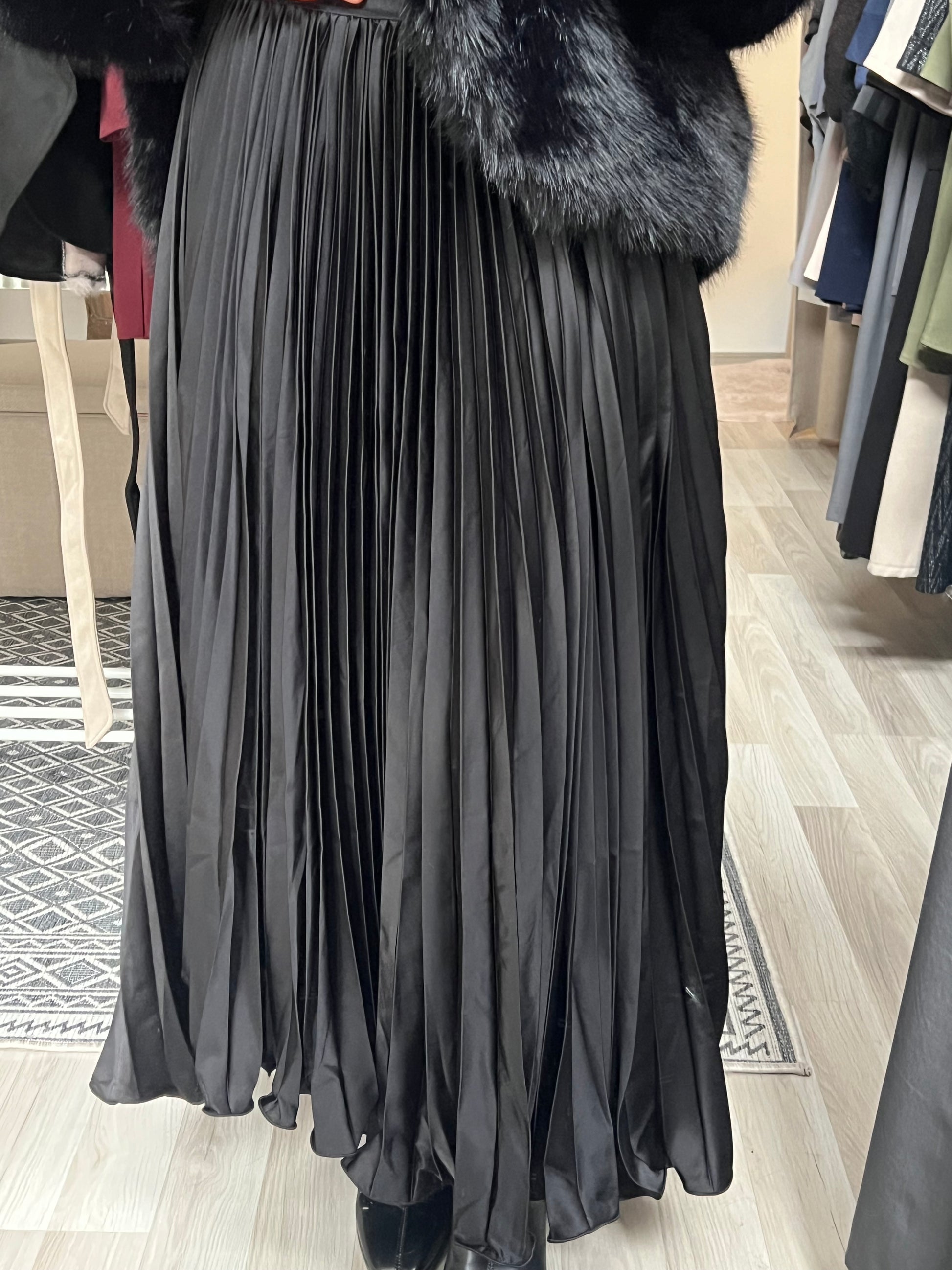 Langer schwarzer premium plisserock in schwarz. Kombiniert mit Kunstfelljacke. Sheylin Abaya Wien