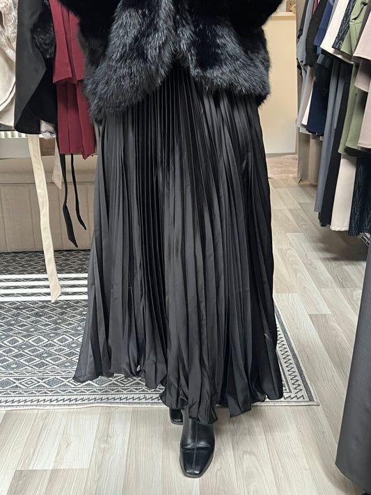 Premium Plisseerock in Schwarz mit feinem Plissee und elegantem Fall, getragen im Sheylin Showroom Wien