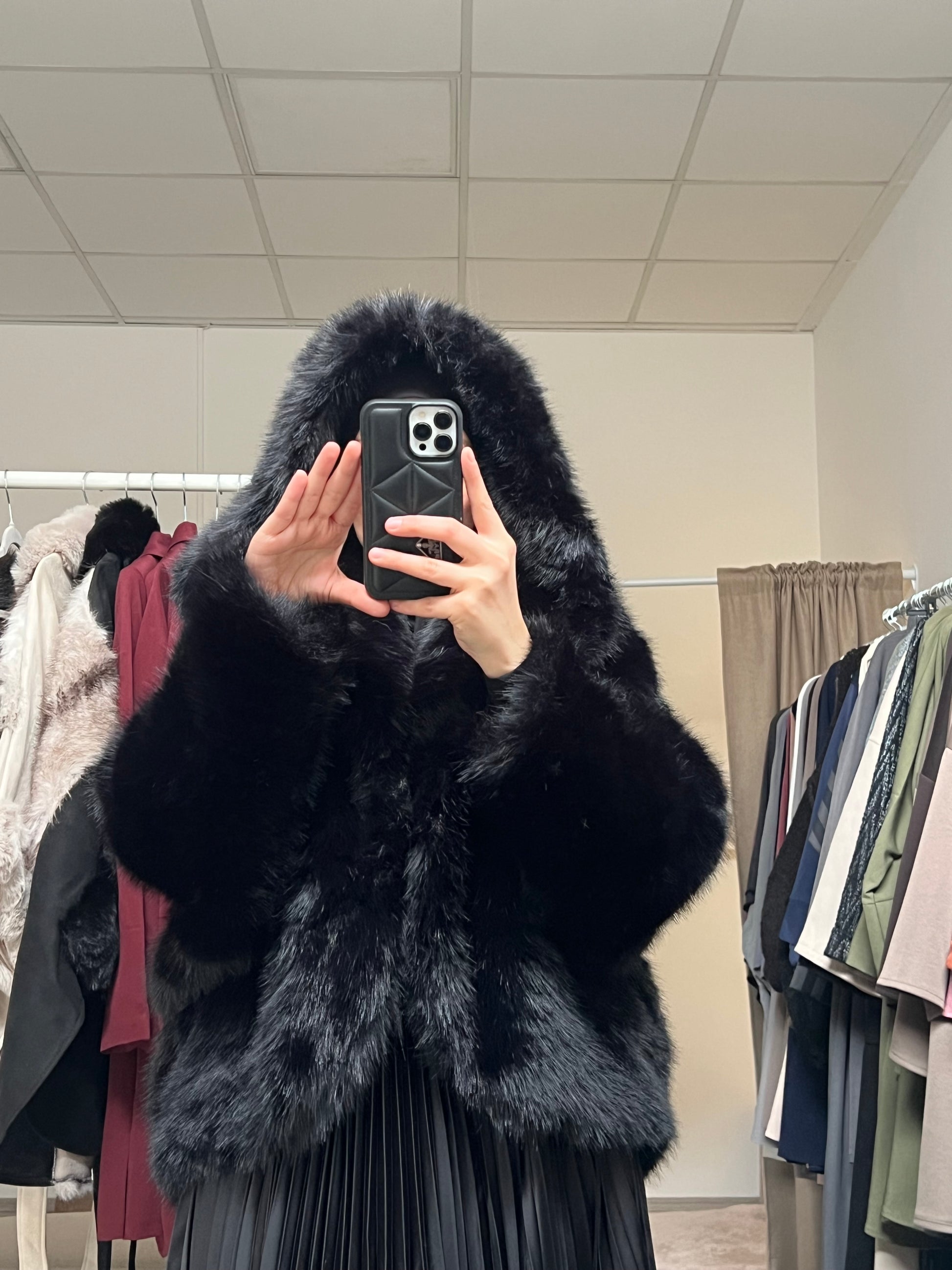 Schwarze Faux Fur Jacke mit Kapuze, ultra weiches Kunstfell, modische Winterjacke von Sheylin Vienna