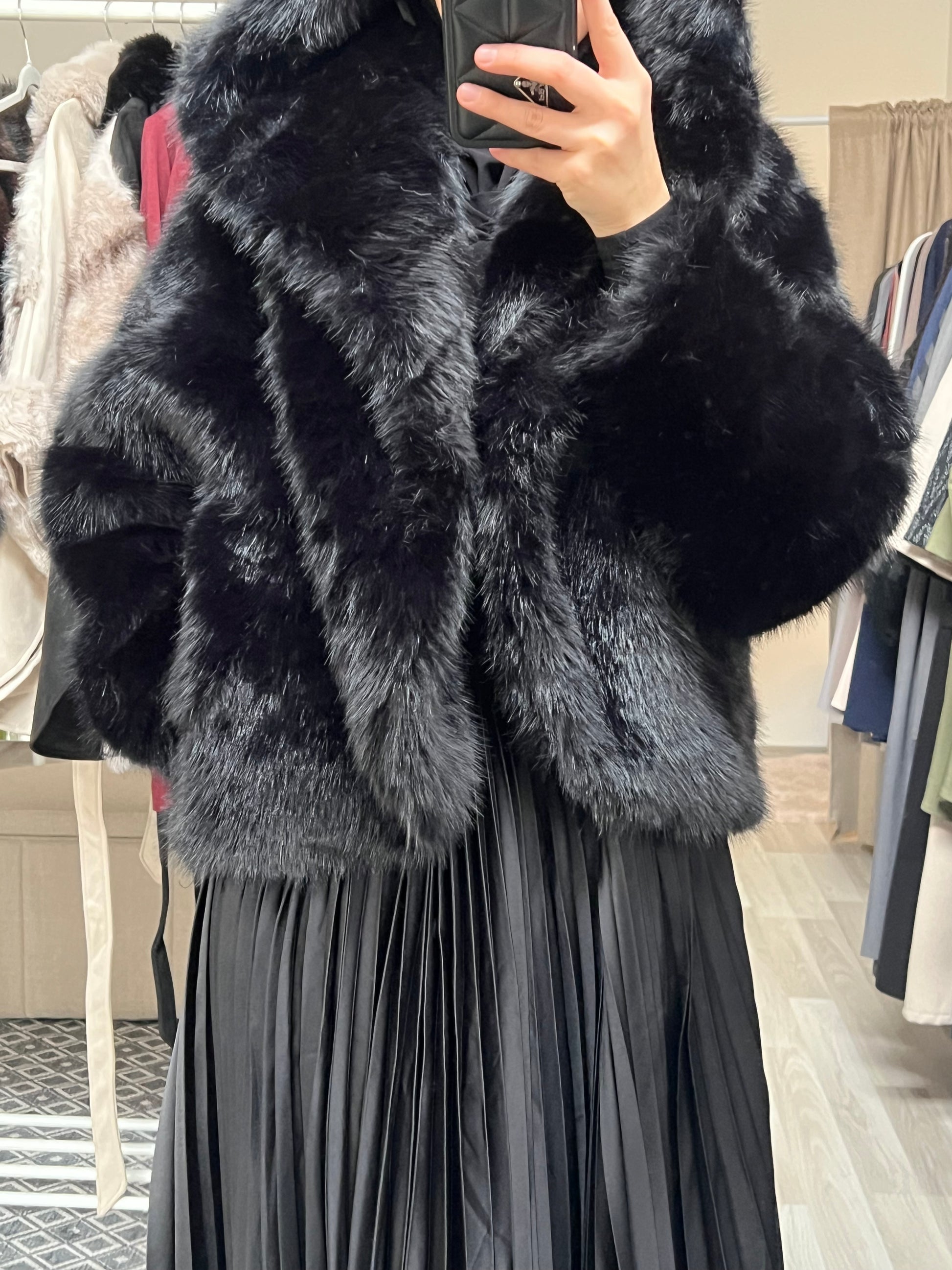Schwarze Faux Fur Jacke mit lockerem Schnitt und luxuriösem Look, Modest Fashion Winterjacke von Sheylin Vienna
