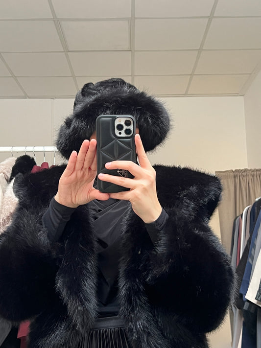 Schwarze Fellmütze aus Kunstfell, weich und warm, modische Wintermütze für Hijabi Frauen von Sheylin Vienna