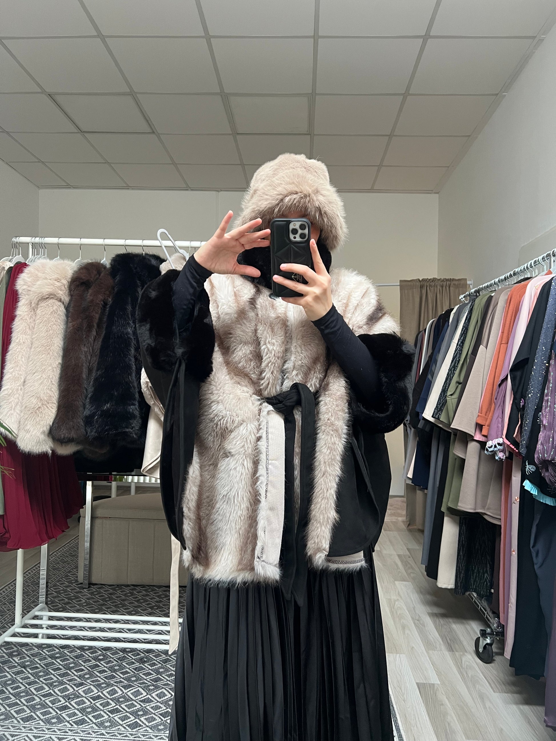 Schwarzes Kunstfell Cape mit Bindegürtel, elegantes Faux Fur Cape für Hijabi Frauen, Modest Winter Fashion im Sheylin Showroom Wien