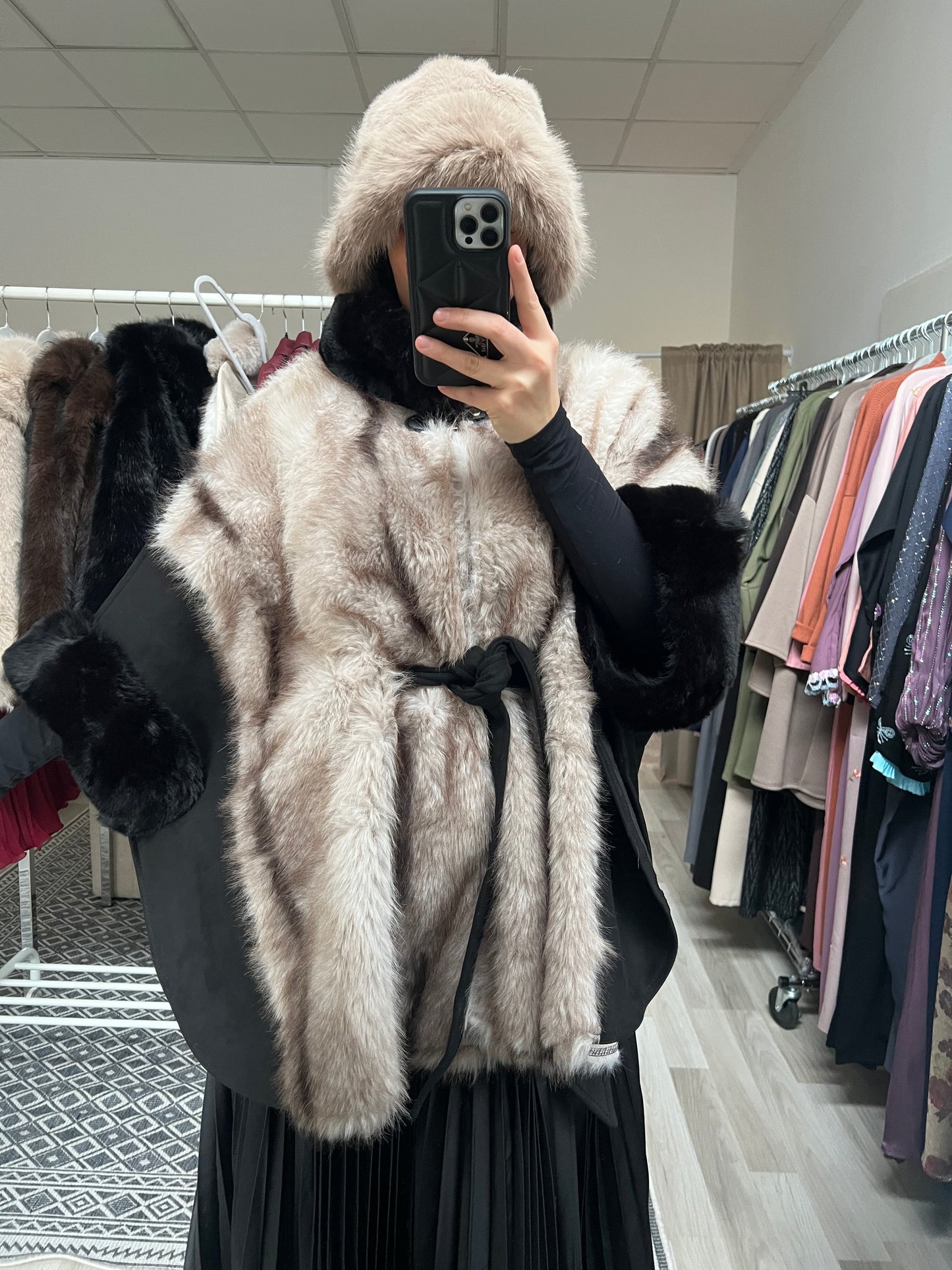 Schwarzes Faux Fur Cape mit weichem Kunstfell und fließendem Schnitt, stilvolles Winter Cape für Modest Outfits, Abaya Shop Wien
