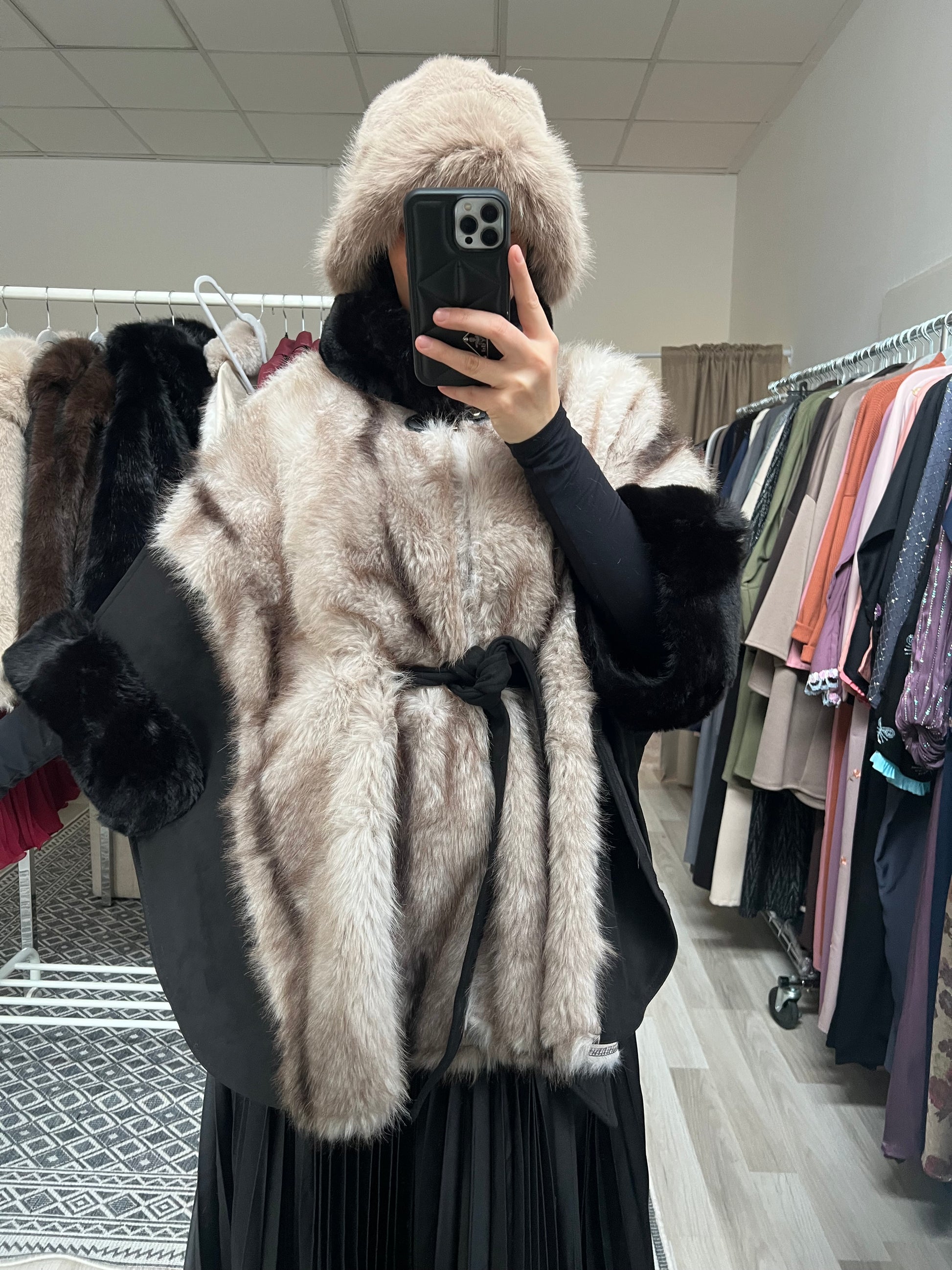 Schwarzes Faux Fur Cape mit weichem Kunstfell und fließendem Schnitt, stilvolles Winter Cape für Modest Outfits, Abaya Shop Wien
