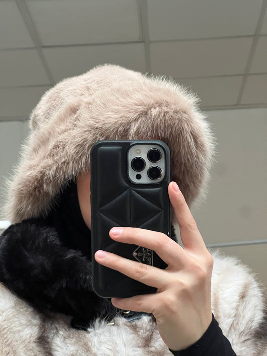 Detailaufnahme hellbraune Kunstfellmütze mit flauschiger Struktur, hochwertiges Faux Fur Material, islamisches Geschäft Wien