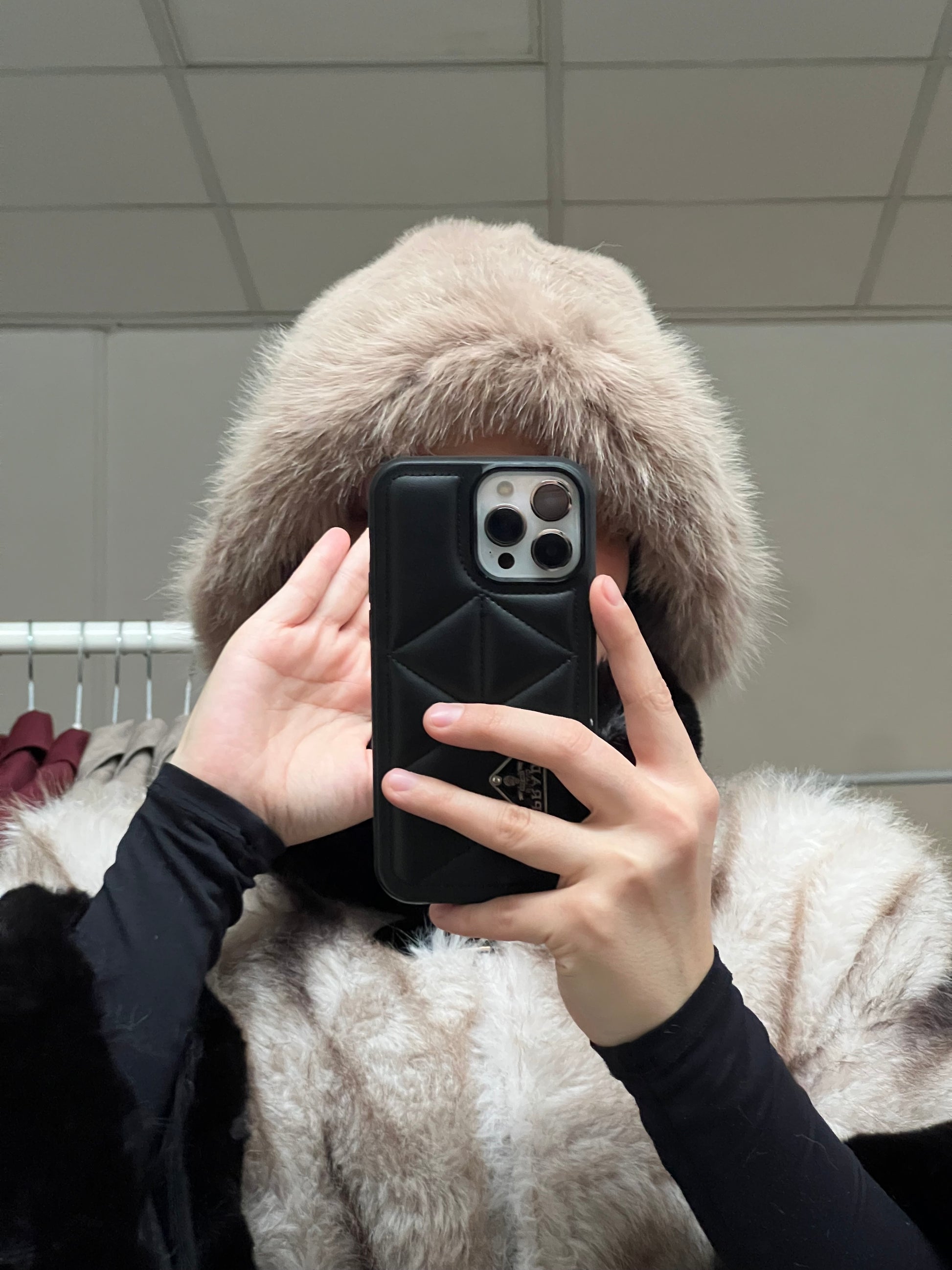 Hellbraune Fellmütze aus weichem Kunstfell, warme Wintermütze für Hijabi Frauen, stilvolles Modest Accessoire von Sheylin Wien
