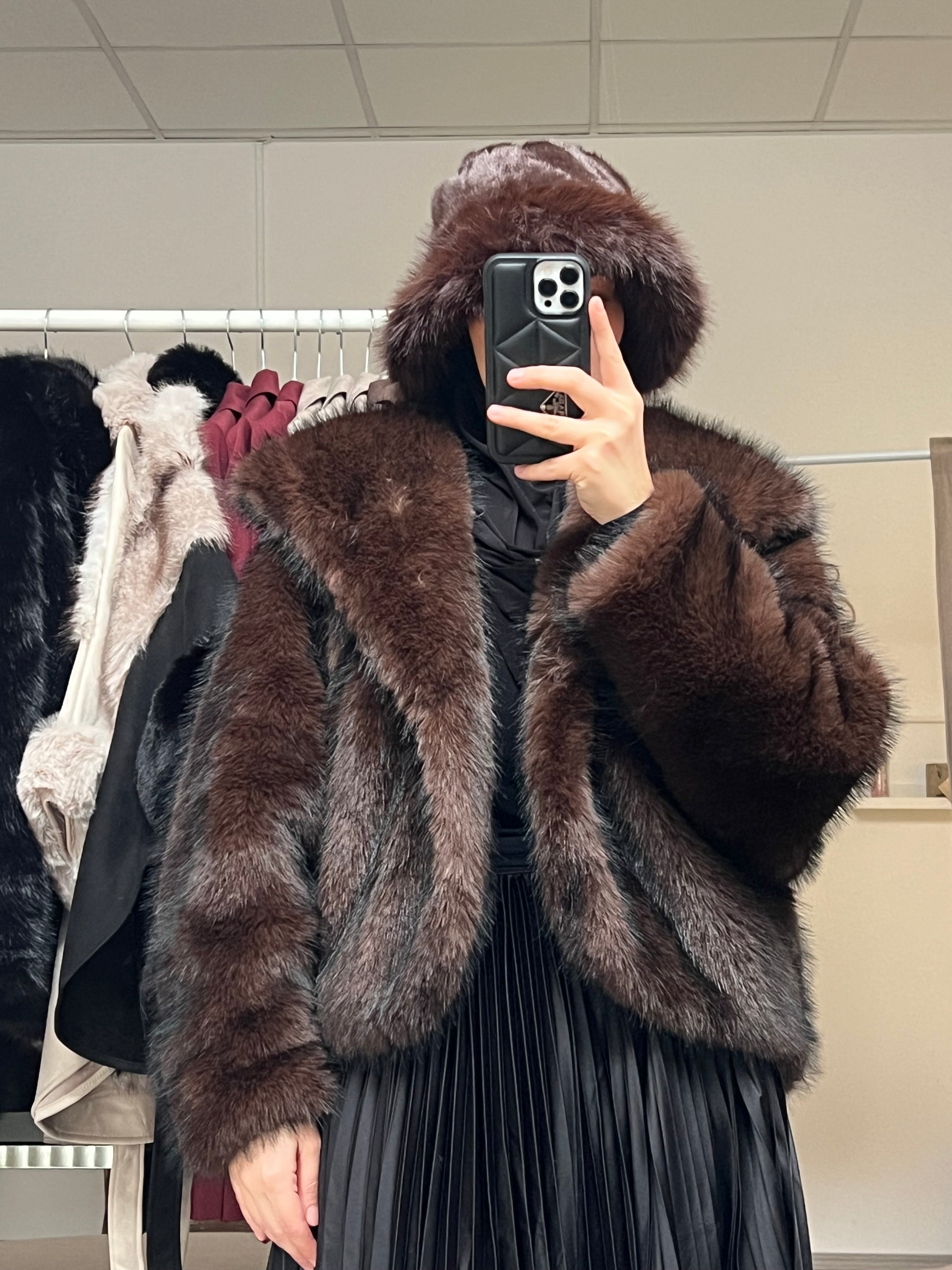 Dunkelbraune Kunstfelljacke offen getragen, modische Winterjacke für Modest Fashion Looks.