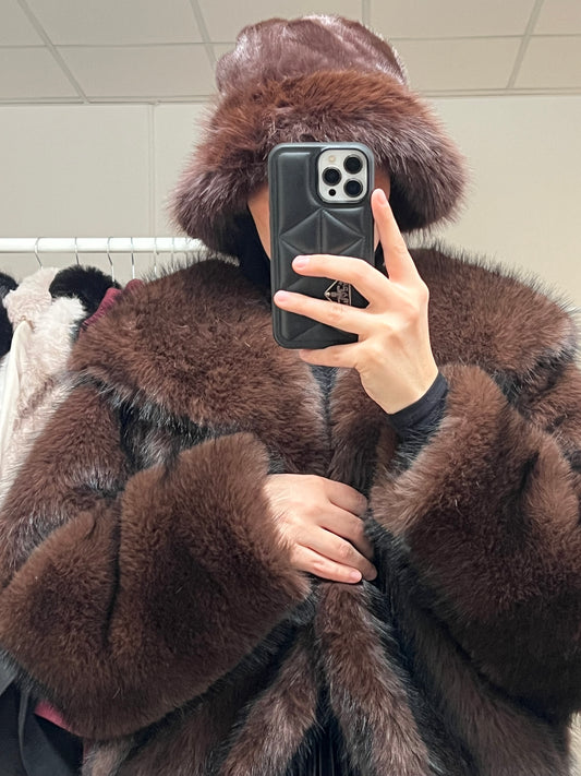 Dunkelbraune fellmütze, uschanka, russich. Kunstfell vorderansicht