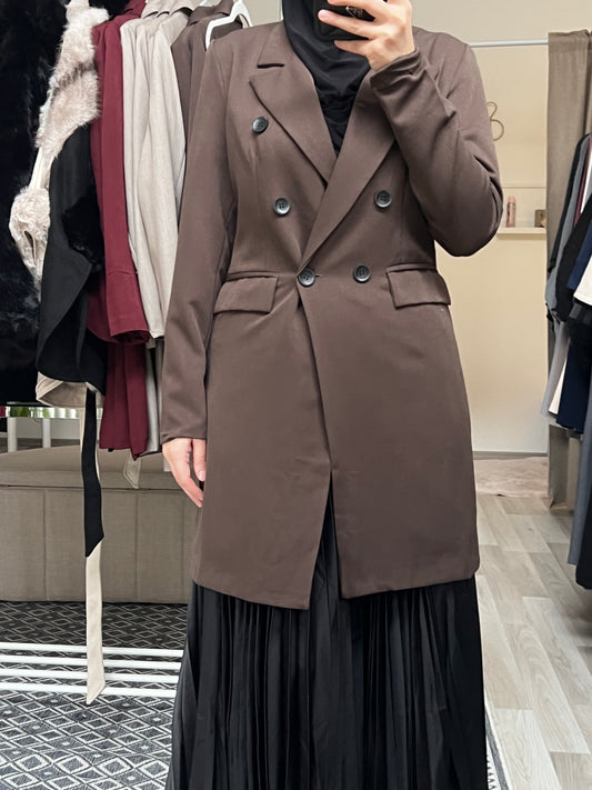 Brauner Longblazer für Damen mit doppelreihiger Knopfleiste, moderner Schnitt, elegant kombiniert mit schwarzem Plisseerock