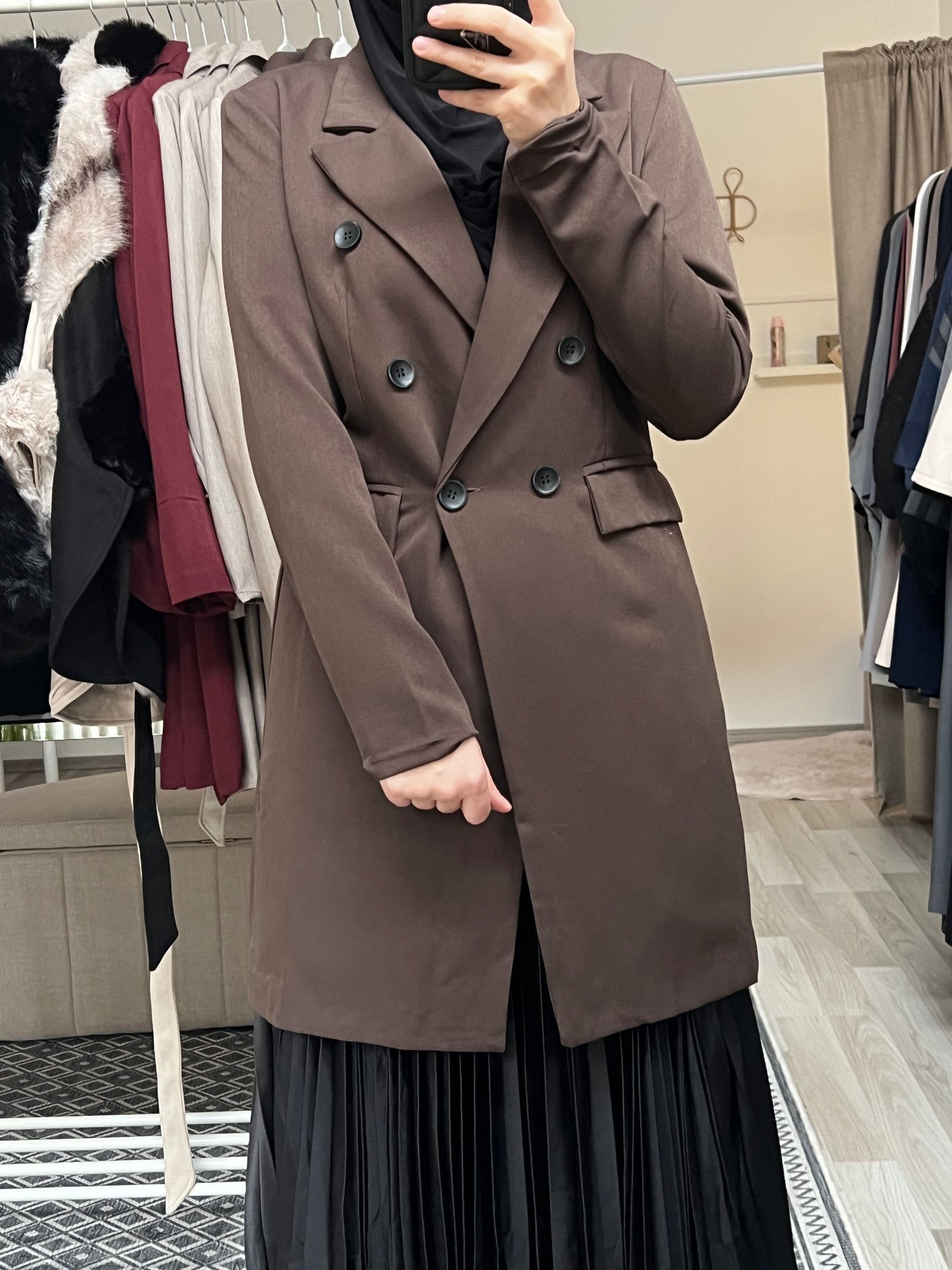 Eleganter brauner Longblazer mit Reverskragen und Knöpfen, modischer Look für Modest Fashion