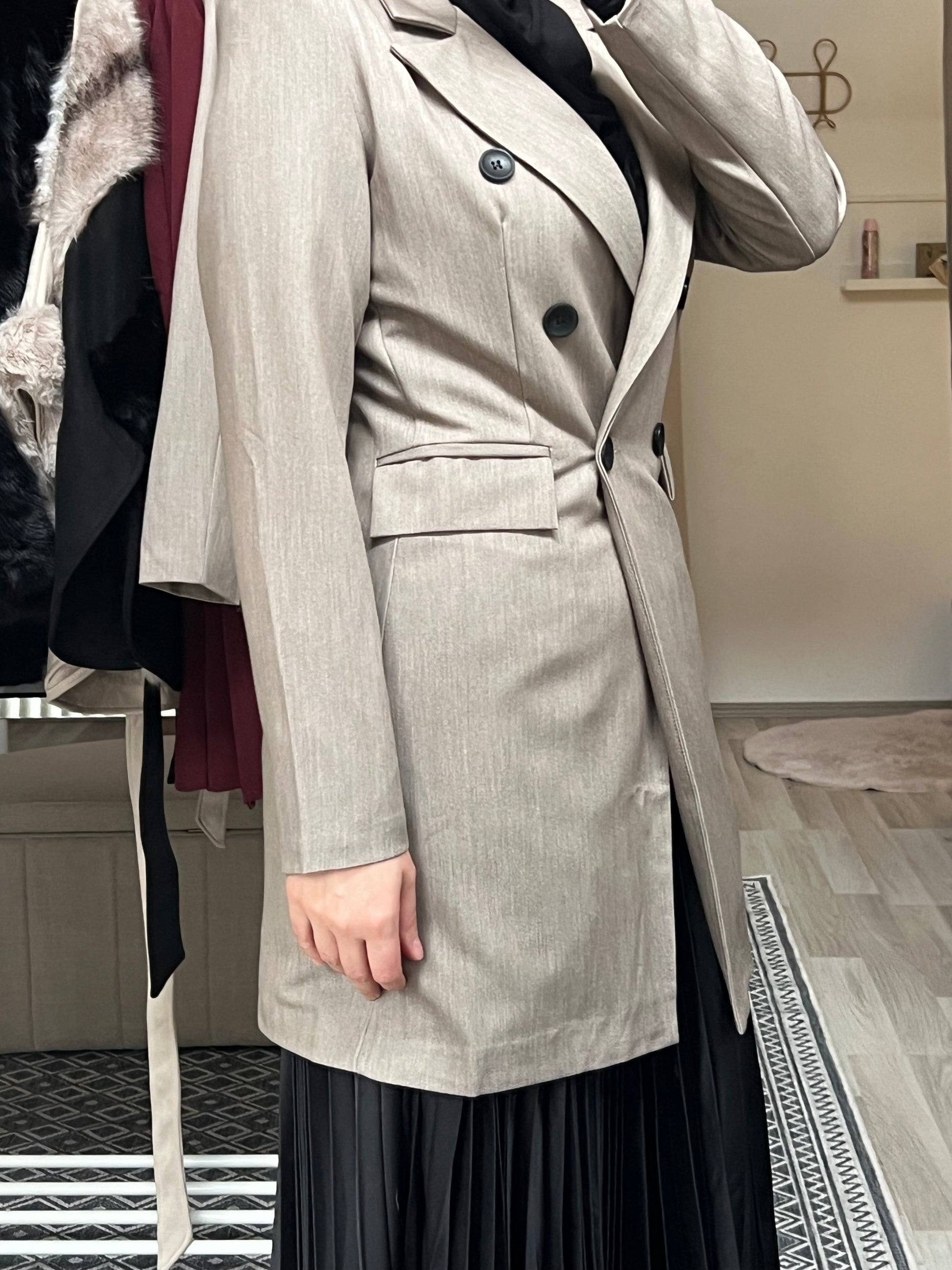 Langer Blazer in hellem Taupe aus hochwertigem Stoff, taillierter Schnitt, stilvoll für Modest Fashion Looks