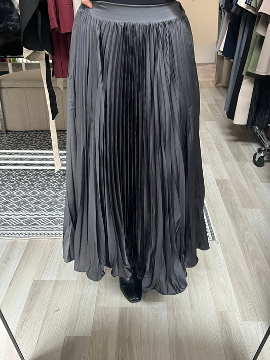 Premium Plissérock dunkelgrau in Maxilänge mit fließendem Satinfall, elegant und blickdicht