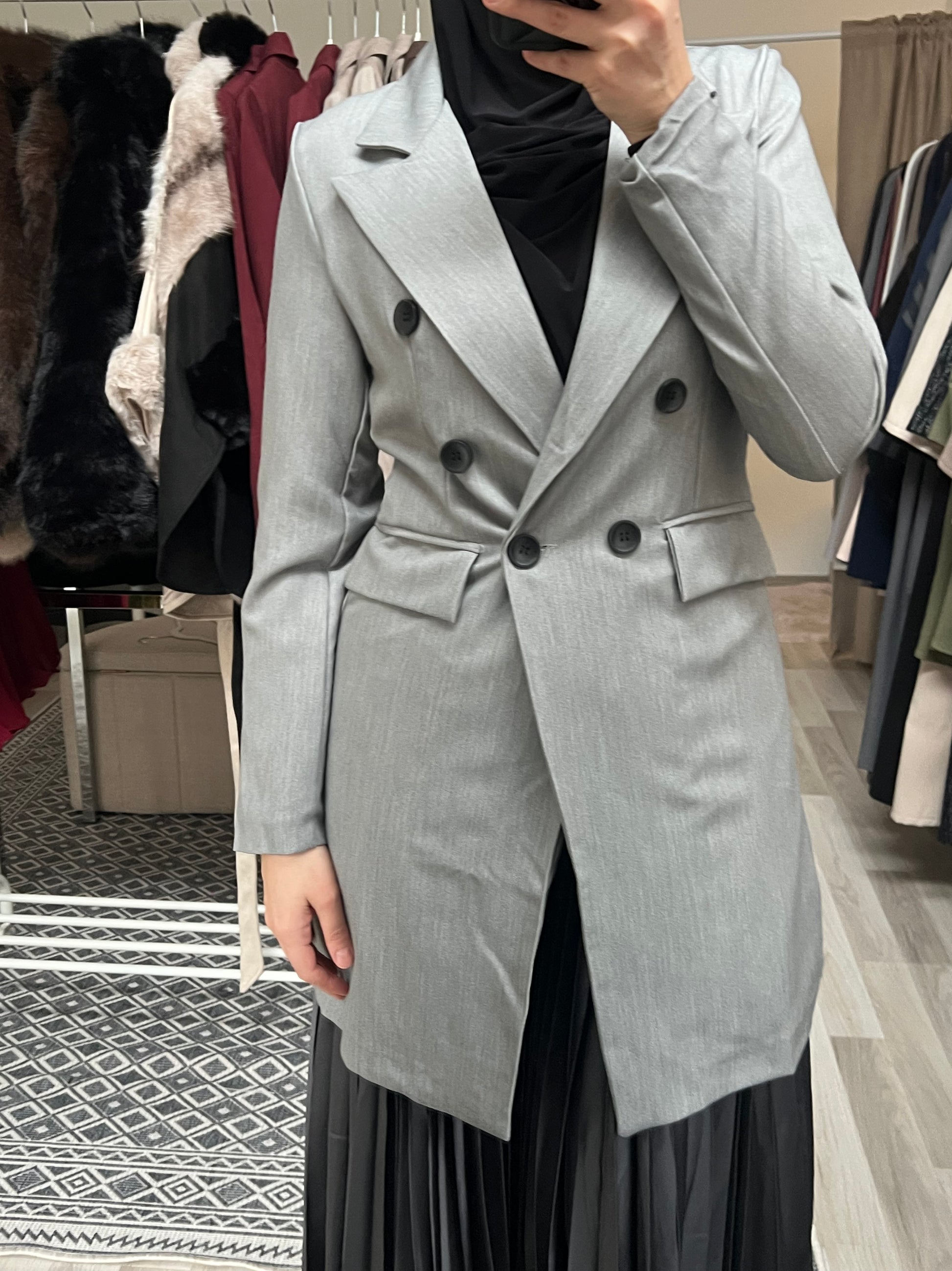 Grauer Longblazer mit Reverskragen und Doppelknopf-Design, eleganter Look für Hijabi-Outfits