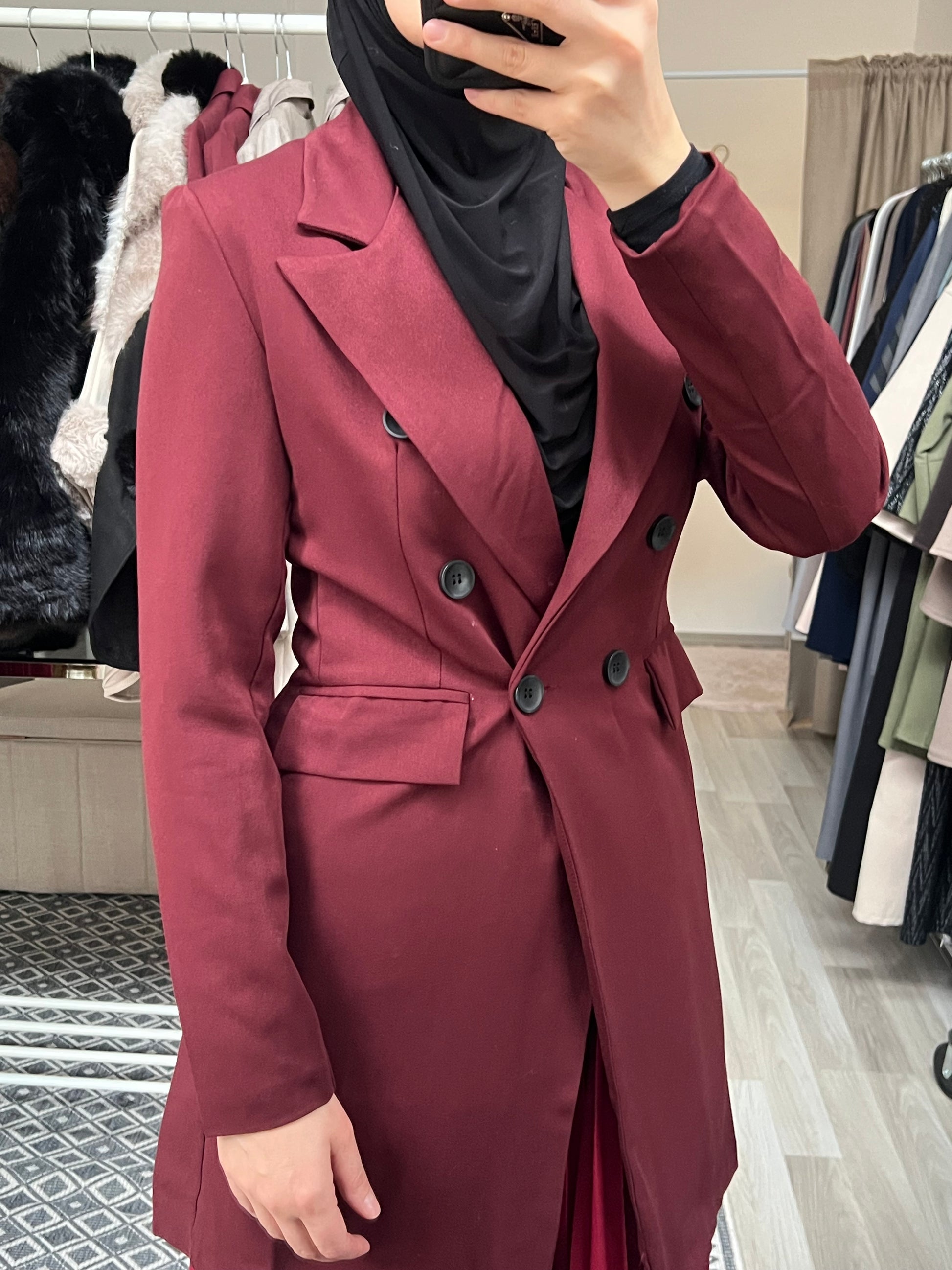 Eleganter Longblazer in Bordeaux mit Reverskragen und tailliertem Schnitt, ideal für modische Hijab-Outfits