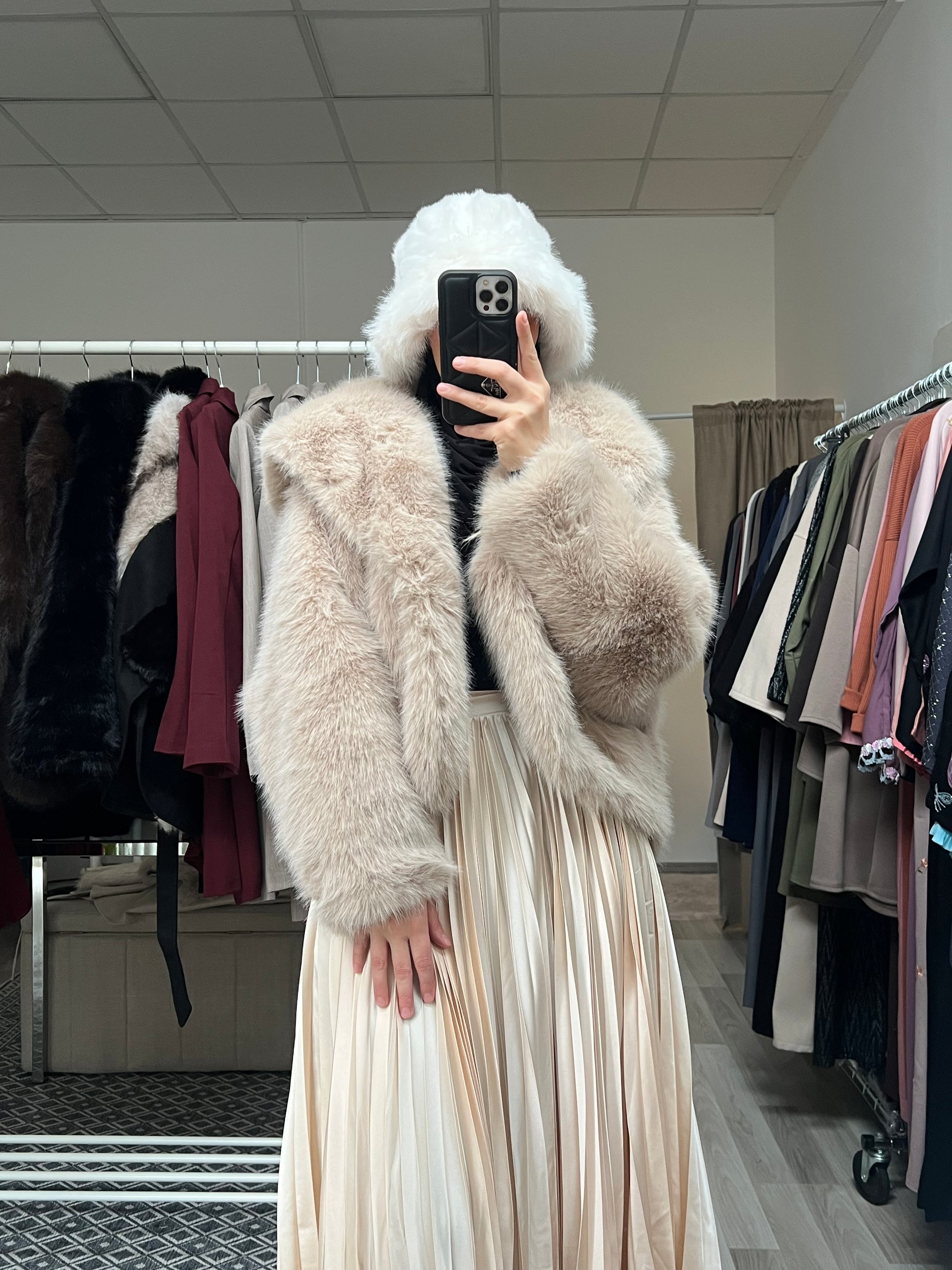 Beigefarbene Felljacke mit Kapuze aus weichem Kunstfell, elegant und warm für Winterlooks