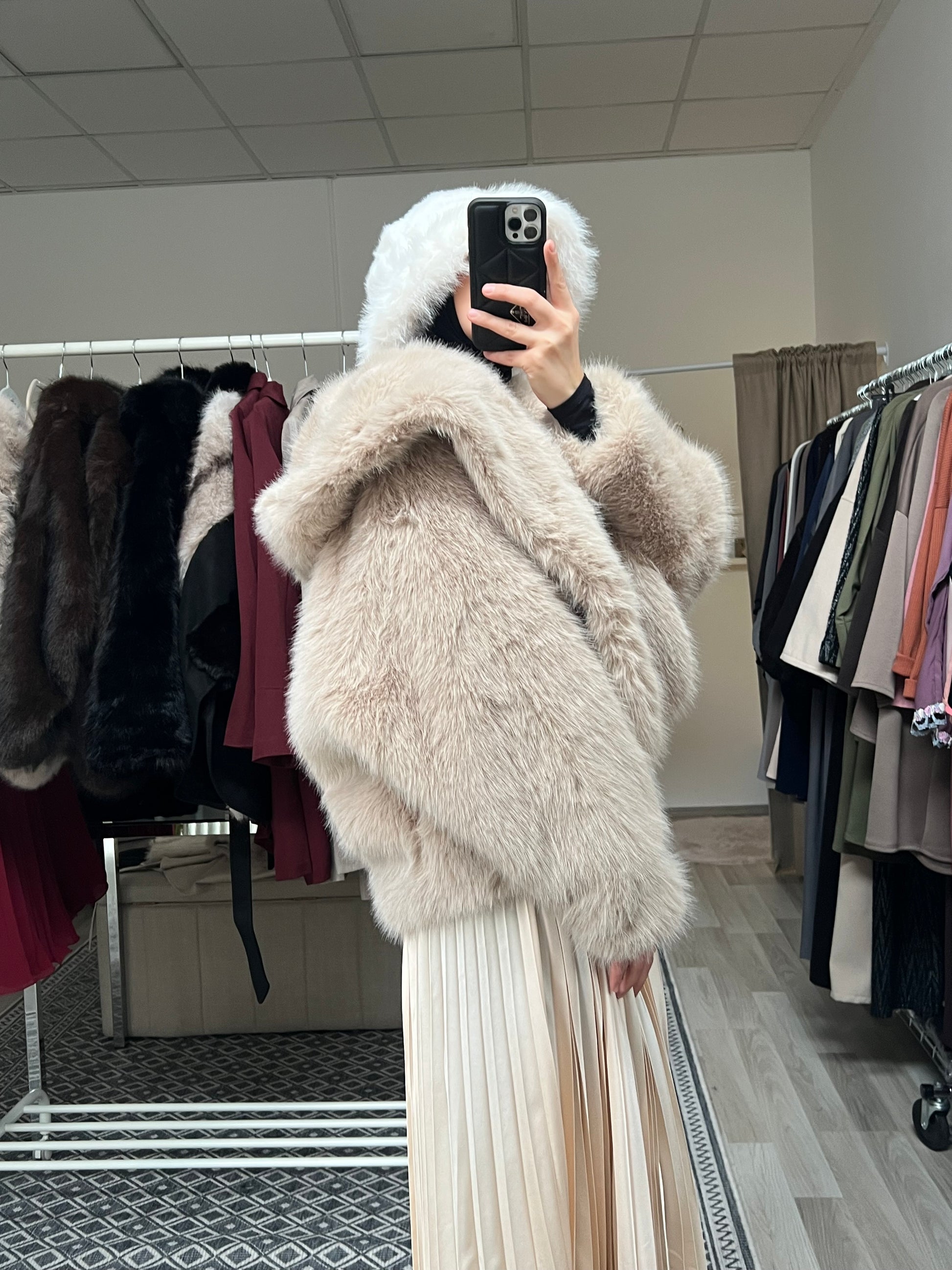 Beigefarbene Faux-Fur-Jacke mit breiten Ärmeln und weicher Kapuze, hochwertiges Kunstfell mit edlem Fall