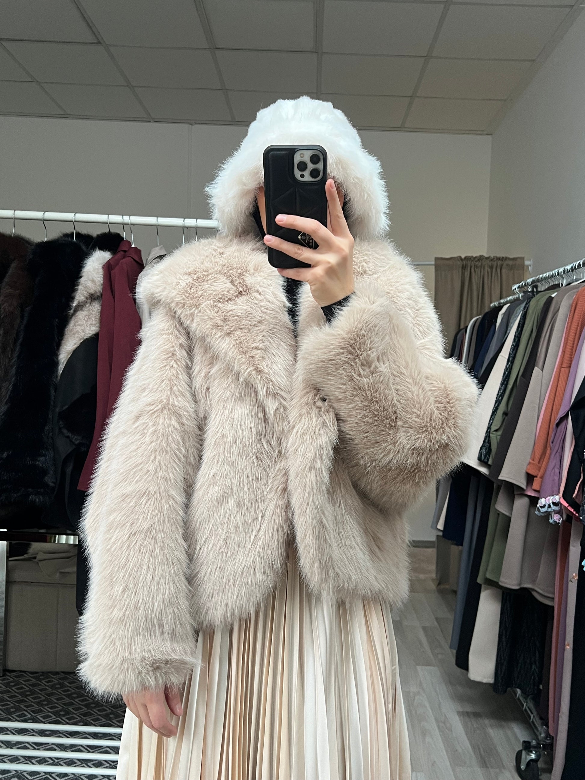 Beigefarbene Felljacke aus ultraweichem Kunstfell mit voluminösem Schnitt und flauschiger Struktur, getragen im Showroom von Sheylin Vienna