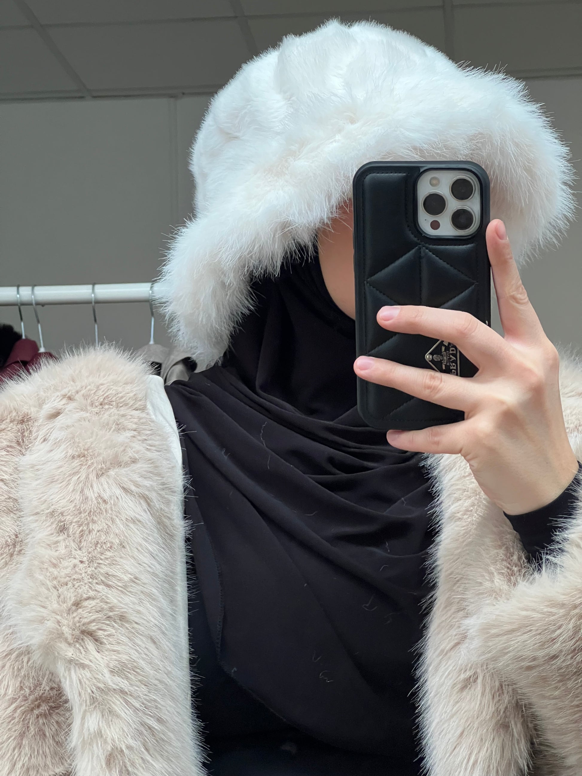 Weiße Fellmütze aus flauschigem Faux Fur, detailreiche Nahaufnahme, modische Wintermütze für Hijabis
