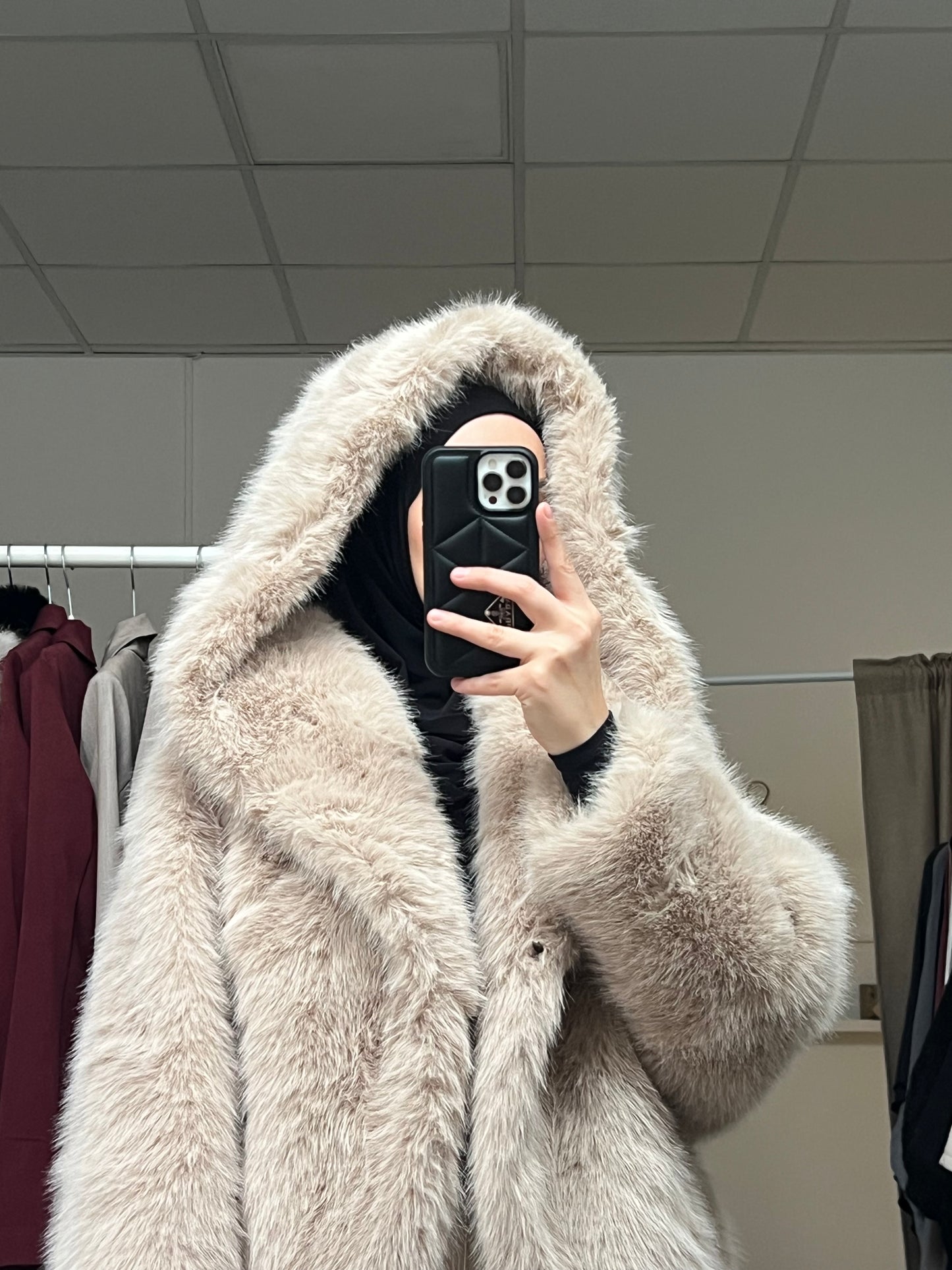 Kunstfelljacke mit großer Kapuze in beige.