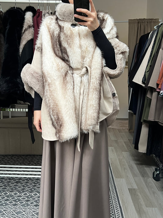 Beiger Fellcape mit Gürtel aus weichem Kunstfell, locker fallend über einem langen Rock gestylt, elegante Winter-Modest-Fashion